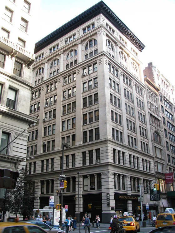 Barnes & Noble – There’s a huge B&N just around the corner on Union Square. This location opened in 1932