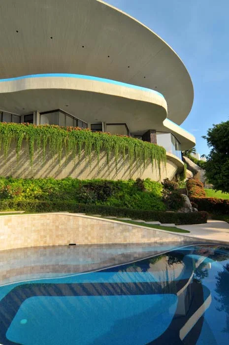 Brooke-Testoni_John-Lautner_Marbrisa-House-in-Acapulco_1.jpg