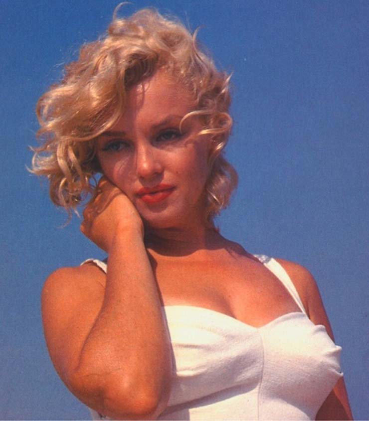 Marilyn Monroe at Amagansett Beach in the Hamptons, by Sam Shaw 1958 (8).jpg