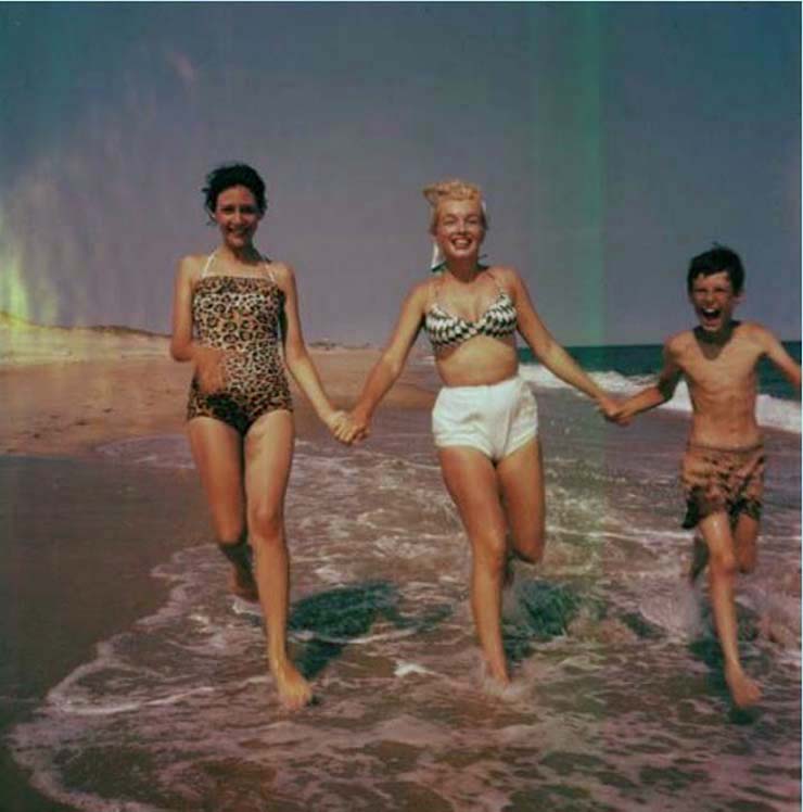 marilyn-monroe-on-vacation-in-amagansett-new-york-1957-8.jpg