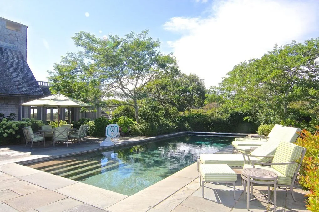 barack-and-michelle-obama-reportedly-treating-themselves-to-wyc-grousbecks-15m-martha-vineyards-retreat16.jpg