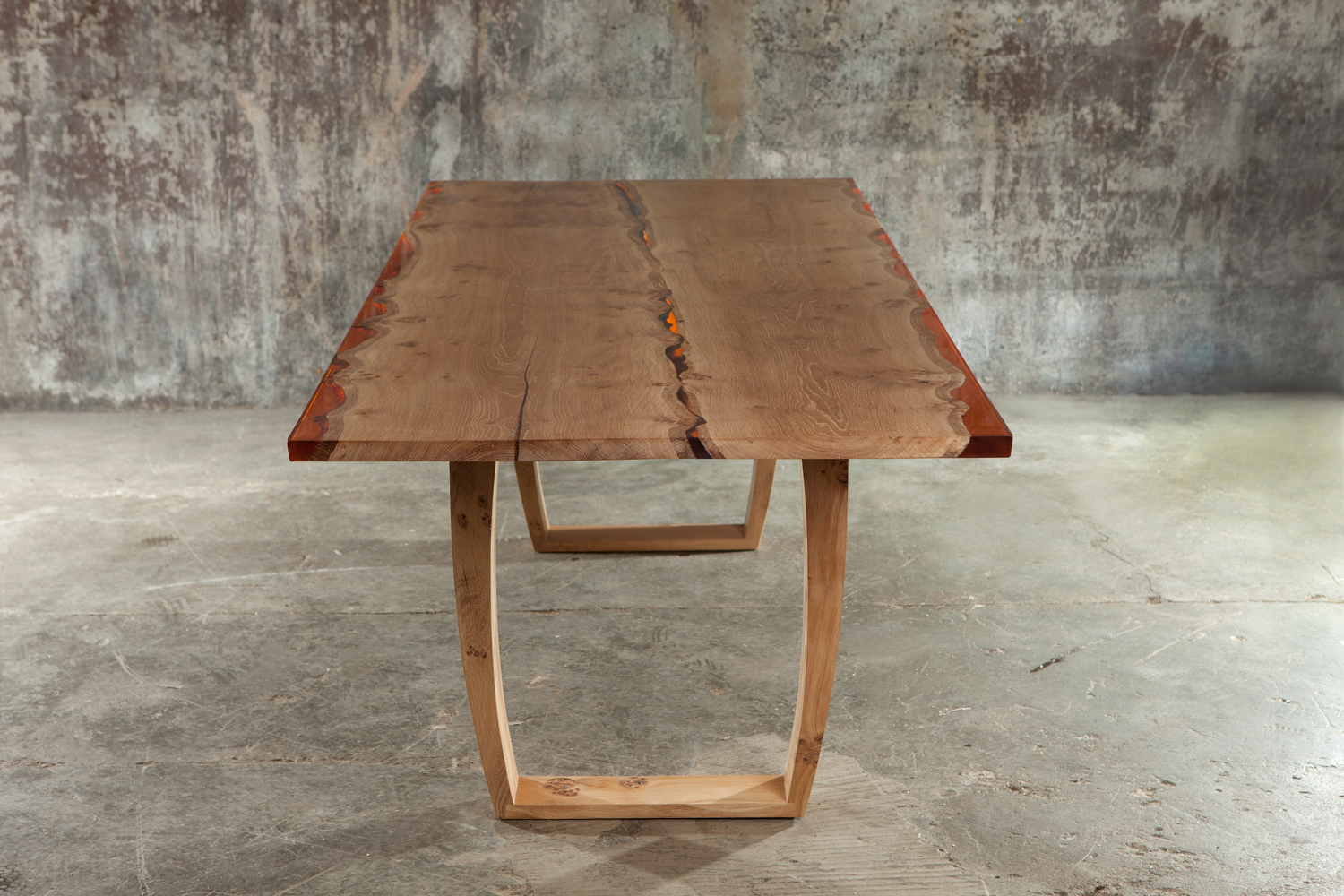 34_Amber-resin-edged-English-oak-dining-table_2.jpg