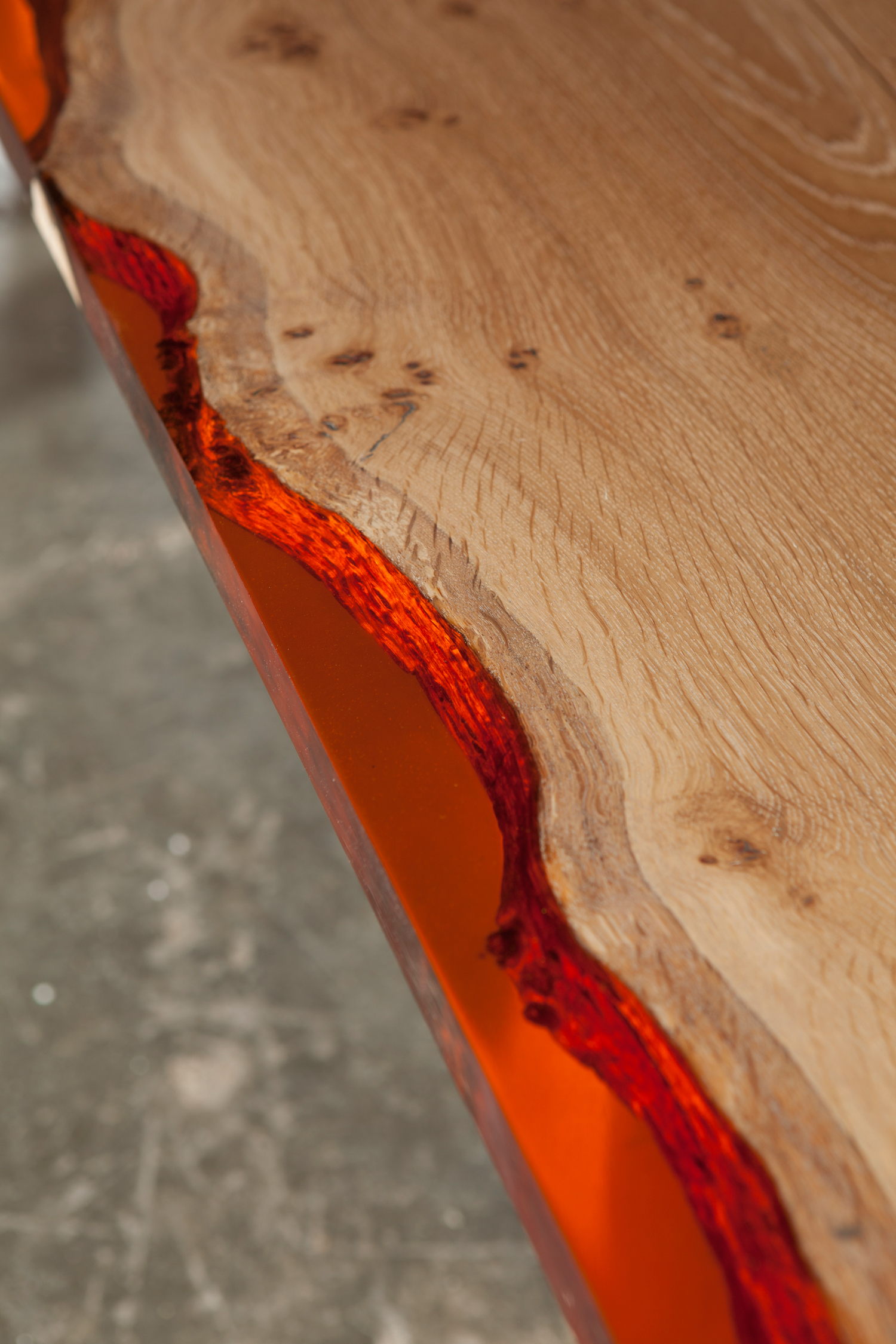 34_Amber-resin-edged-English-oak-dining-table_3.jpg