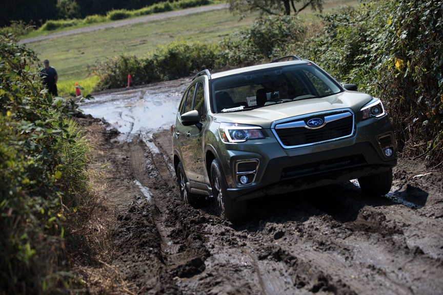 19MY Forester mud hill up.jpg