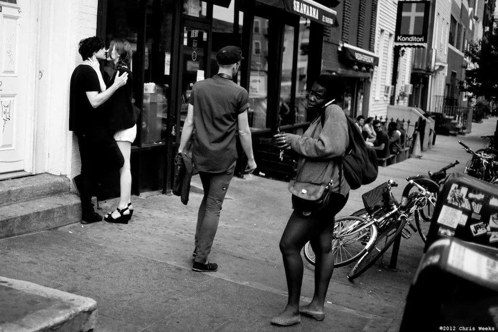 B rooklyn, New York: June, 2012. Hipster love. Leica MP. 35 ‘lux. Lab scan »> Aperture . (Agfa APX 25)