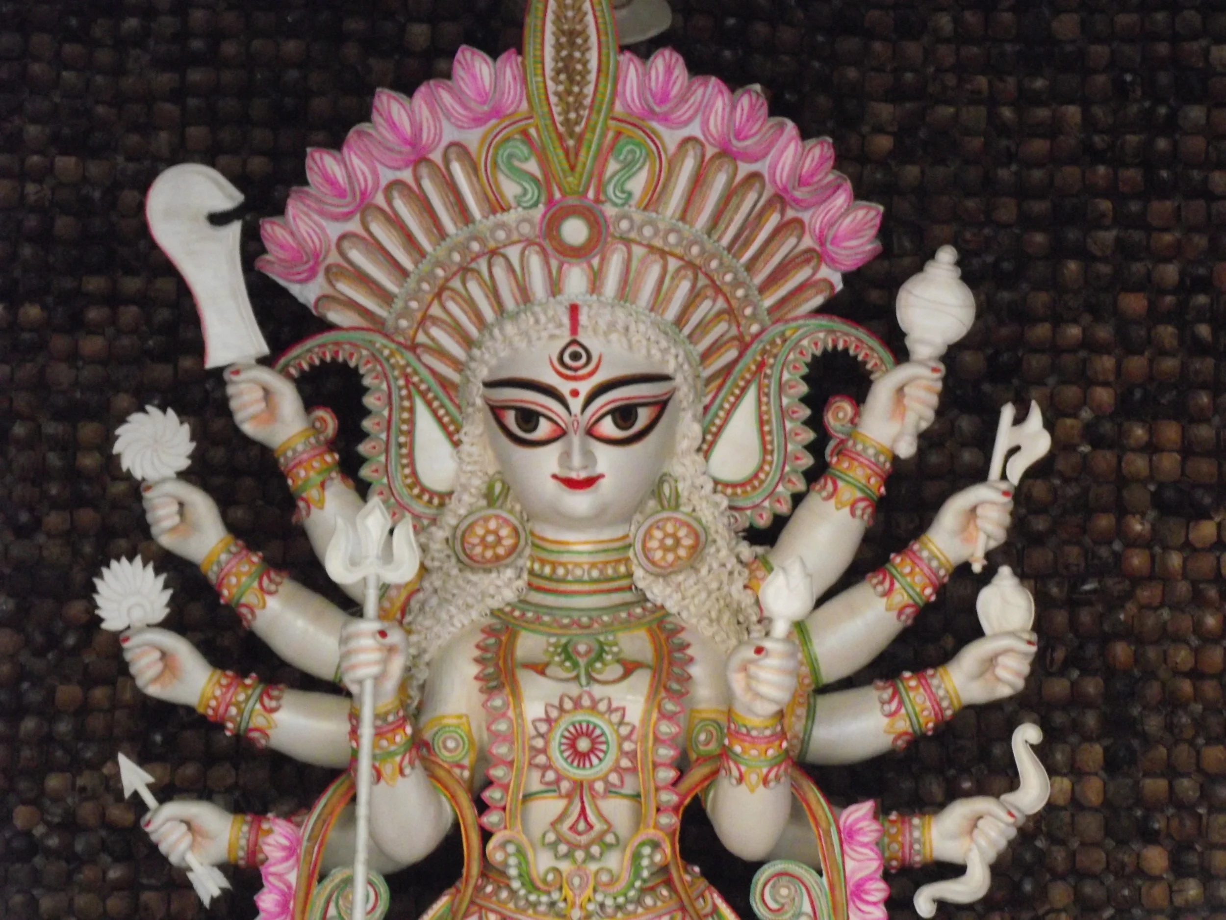  Offwhite colour of the idol matched well with pandal. Notice that coconut shell works in the backdrop. 