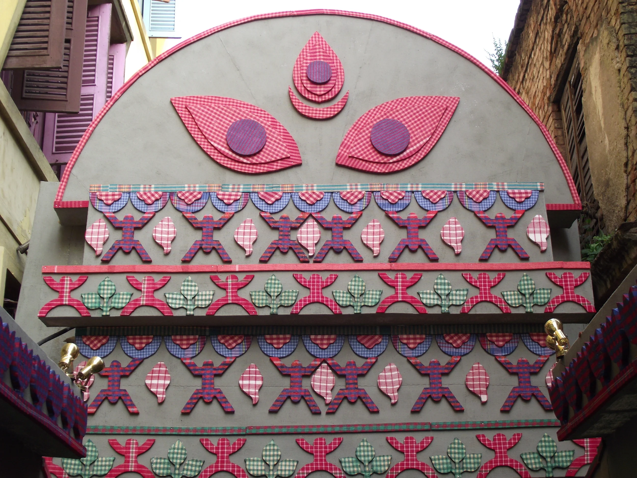  Main gate of the pandal. Observe the different types of patterns all made using  gamuchas.  