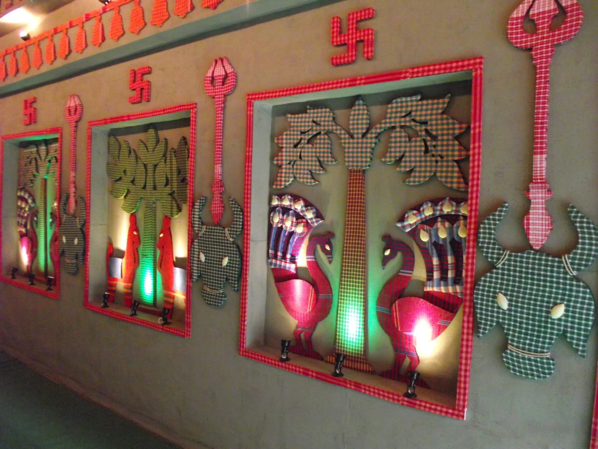  Neatly created canvases in the pandal. Observe how different coloured gamuchas have been arranged to create these canvases. 