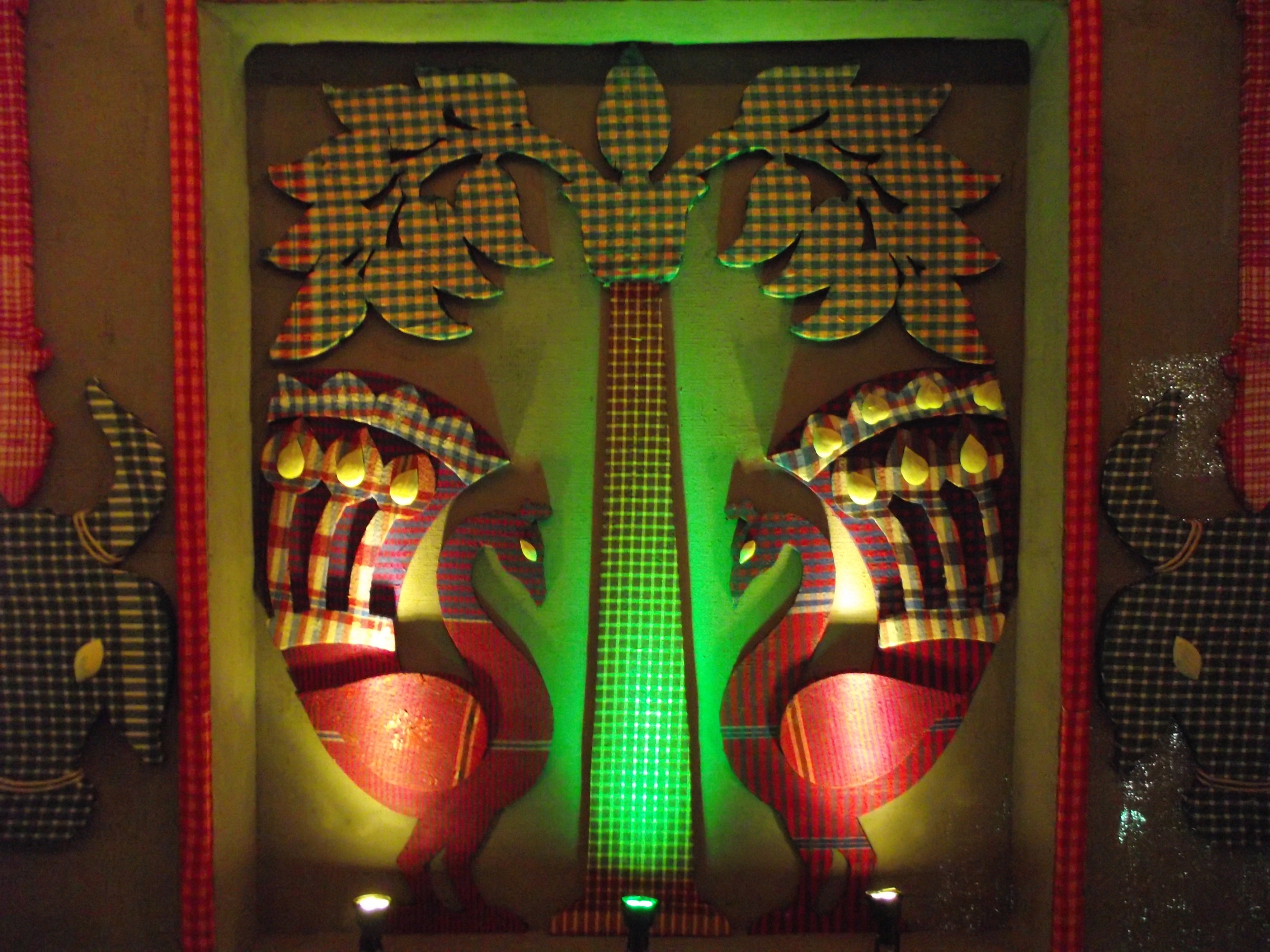  The beautiful gamucha canvases got more life due to the illumination effect. 