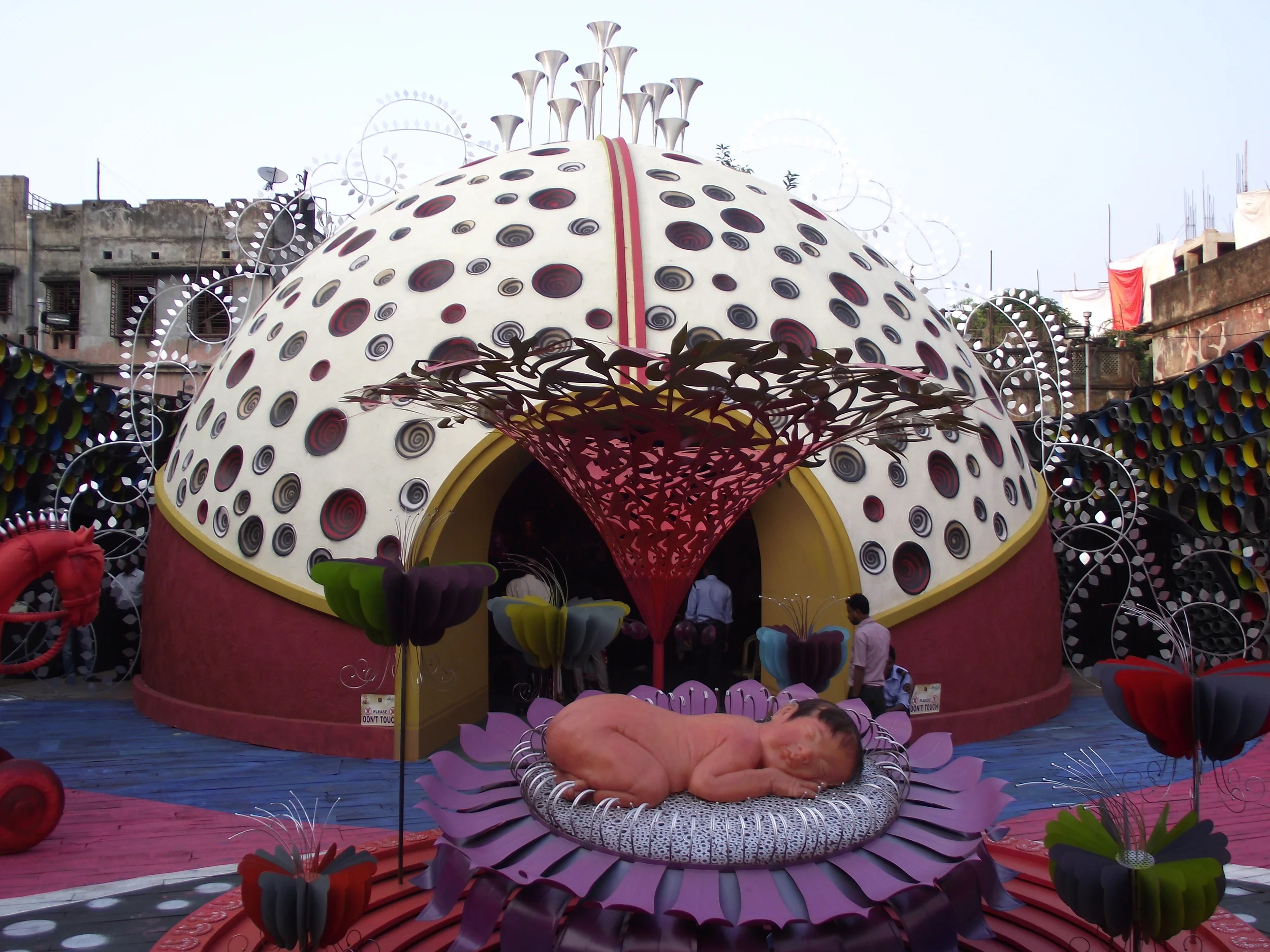  In the centre of the Kashi Bose Lane premises was the cute little baby and in concentric circles around her were her memories of meyebela. 