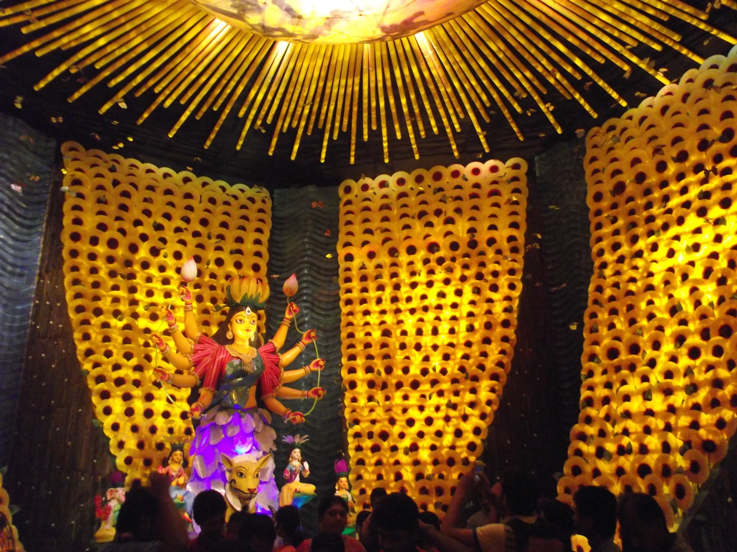  Thousands of spectators crowding to have a look at the pandal. Observe the ceiling and its resemblance with a sunflower. 