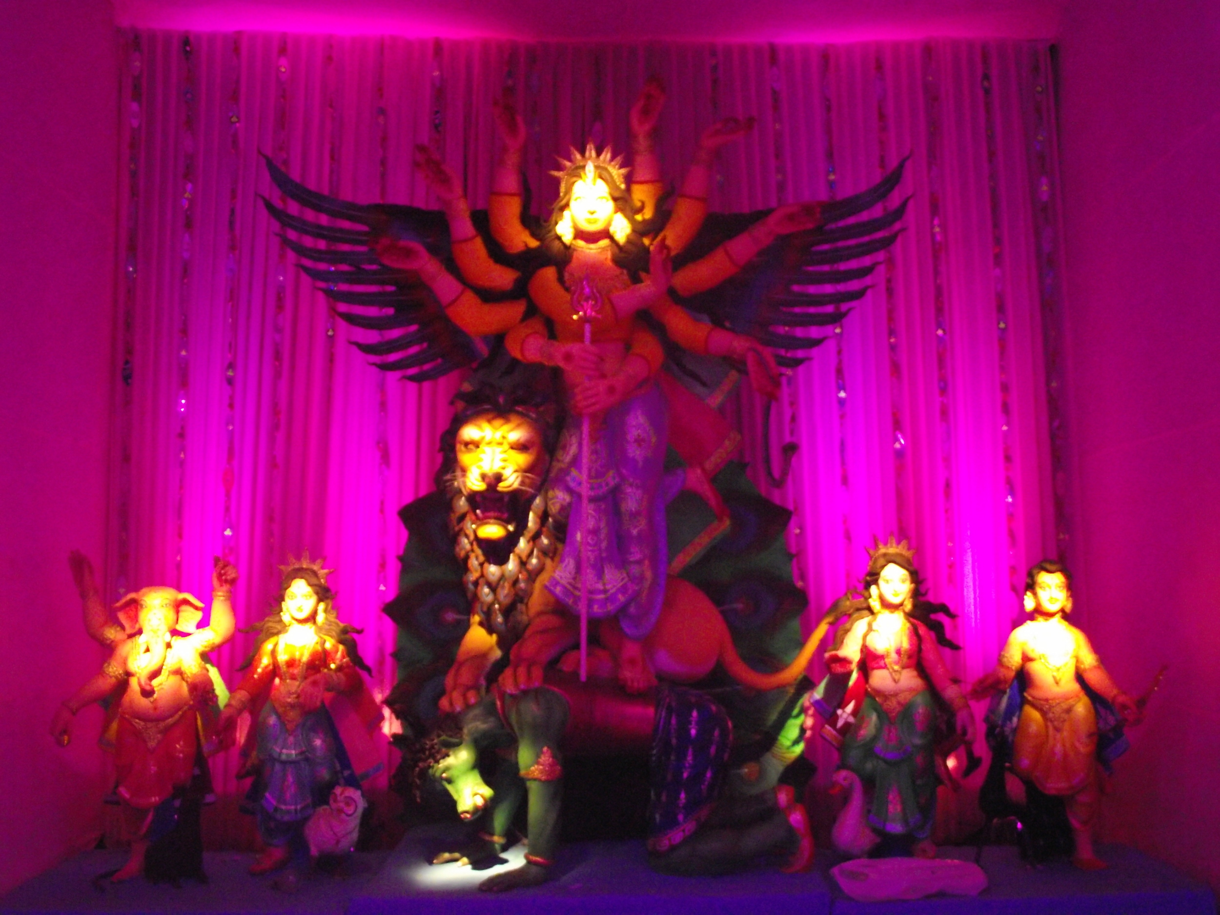  The  chaalchitra  of the idol also resembled wings of freedom and happiness. 