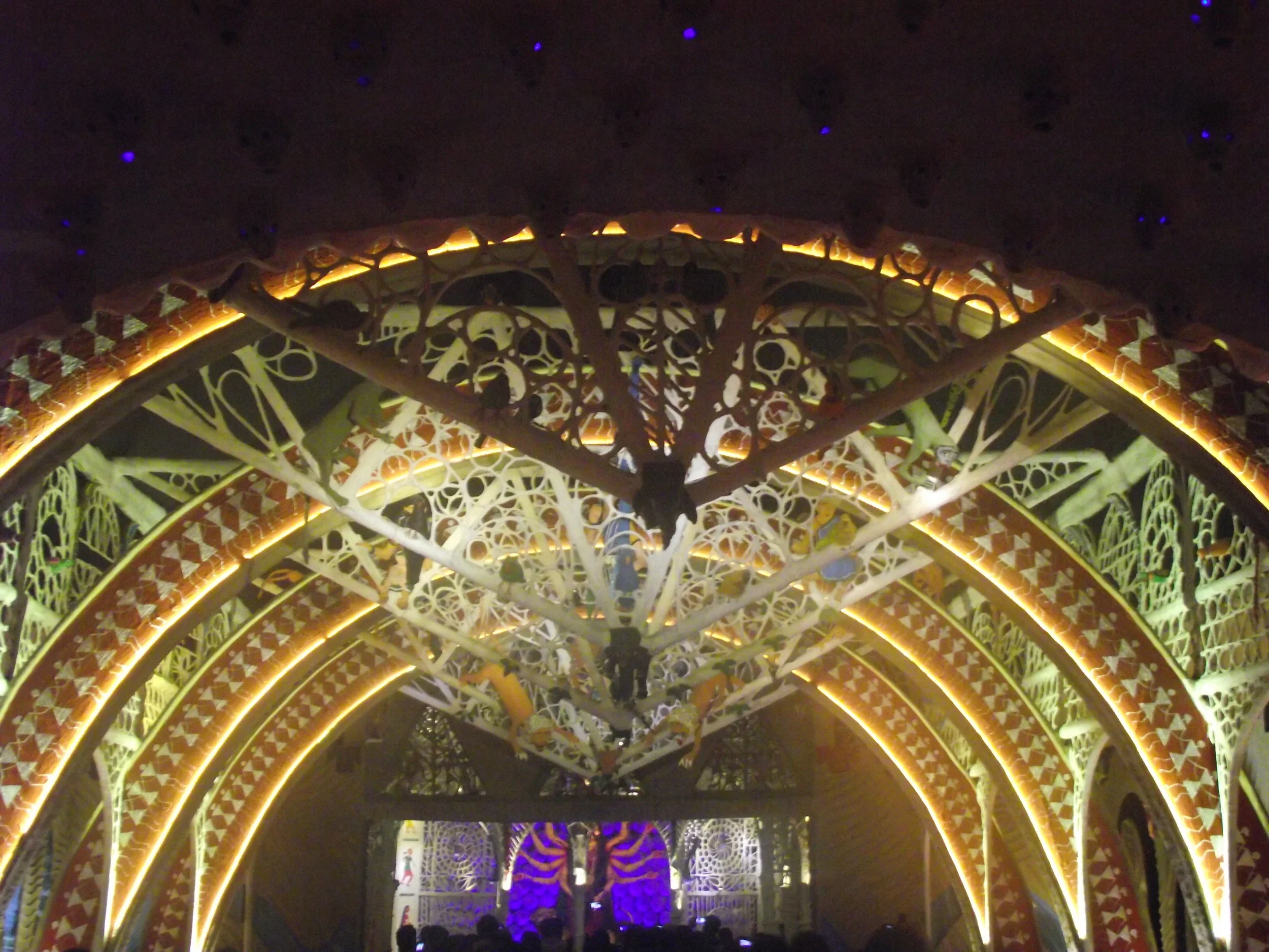  The next four photos are to show the geometric symmetry of the structure...Any architect will be surprised to see that this level of structural brilliance was done only for temporary celebration of a week. 