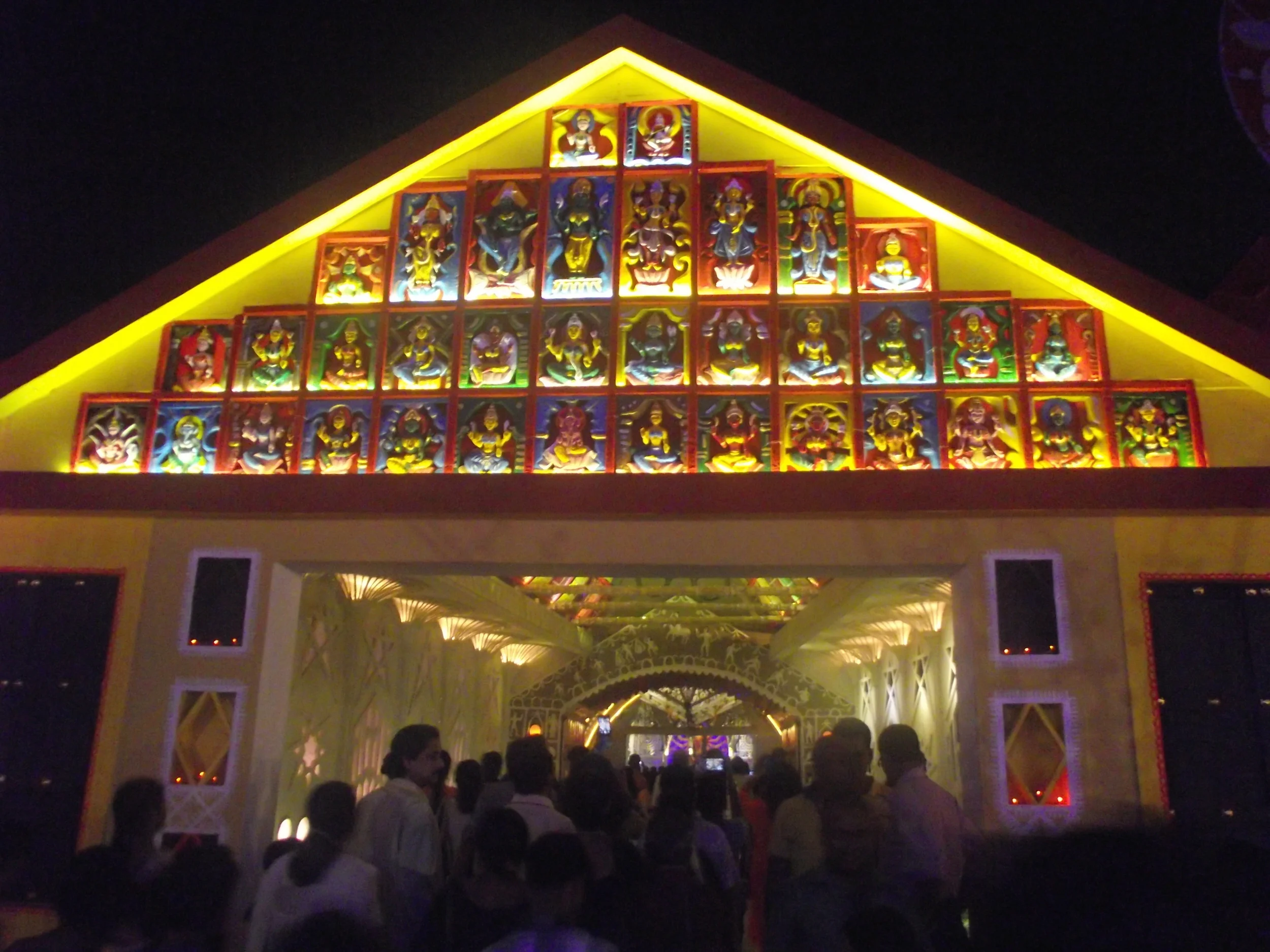  As expected lots of spectators have lined up to see Amar Sarkar's creation in Dumdum Park Tarun Sangha 