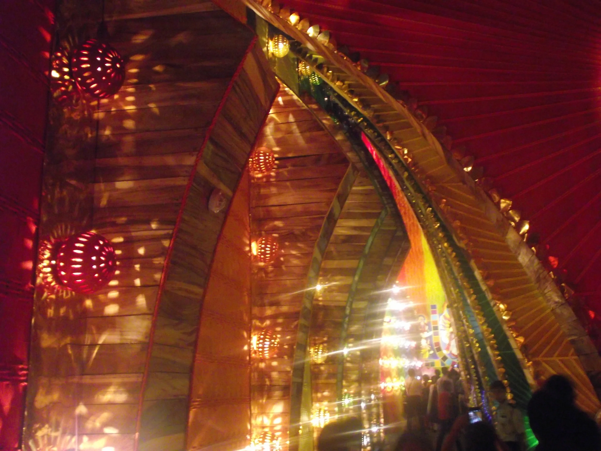  Bharat Charkra's pandal always have makes use of unique structures. Here is an example of stretched symmetric pillars with a hollow spherical ceiling through which one can see the open sky. 