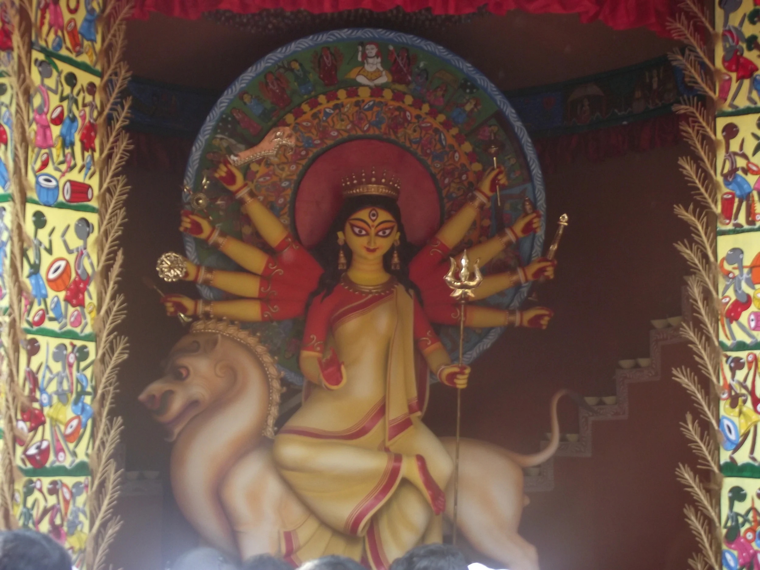  The idol created by Parimal Pal had a good simplicity and matched with the environment of Karam festival. 