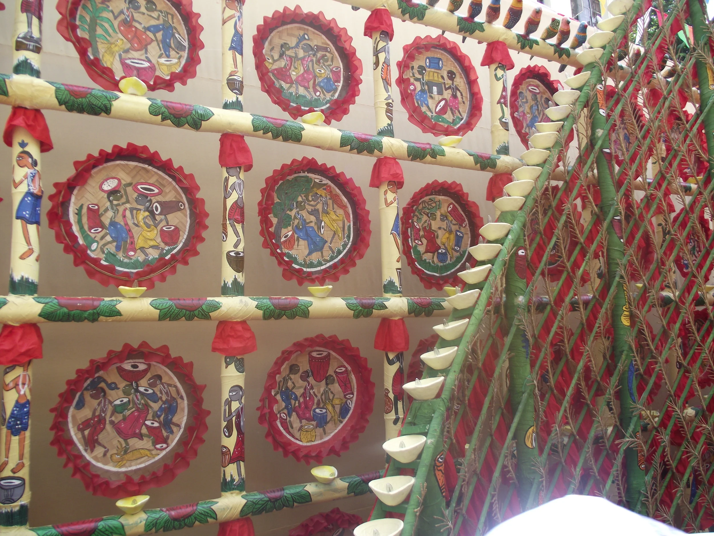  The decoration on the side wall was really nice, rural and fresh. You can see images of Kadam festival (life in the villages, festival celebration, dance moves etc.)&nbsp;in hay leaf plates with bamboo frames around them. 