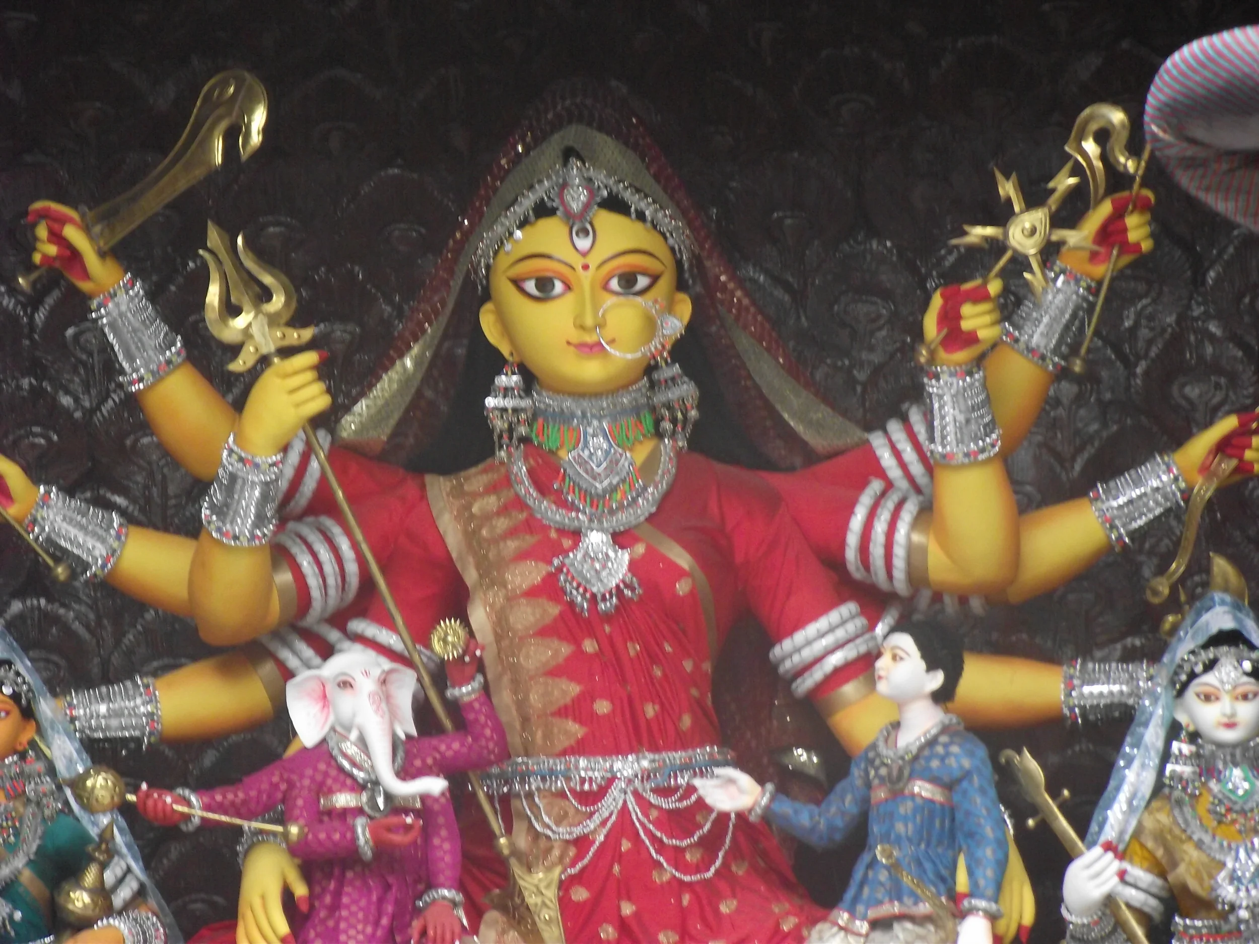  Look at the detailing in Ganesha, Karthik and Saraswati. 