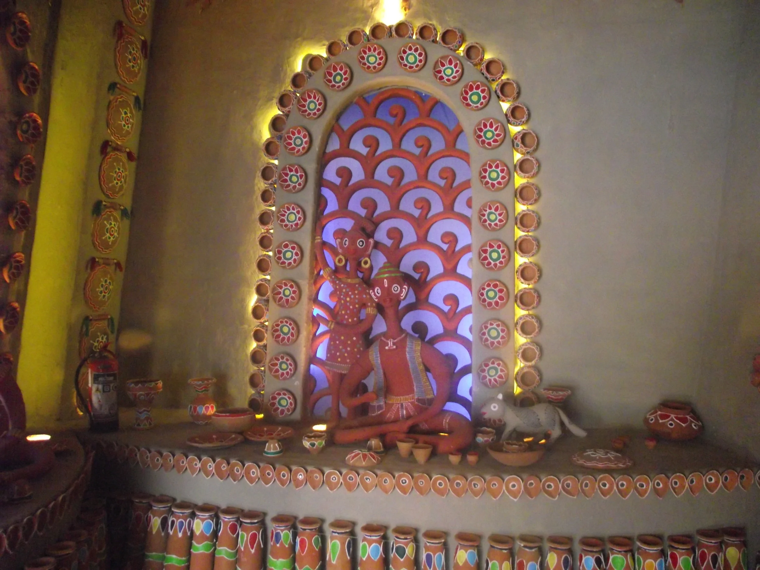  The inside and outside walls of the structure showcased life of craftsmen and their family....all using the same medium of clay modeling 