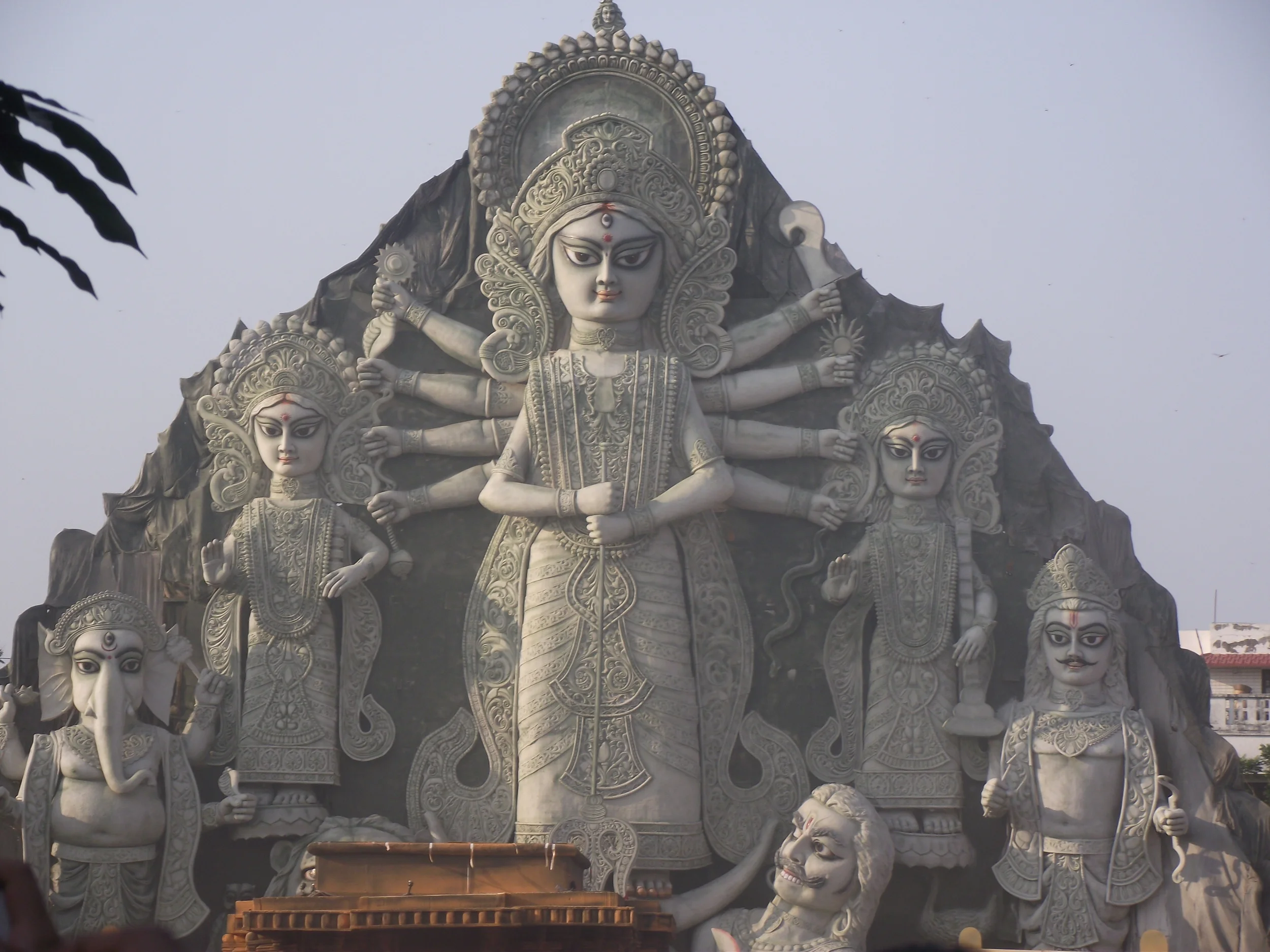  The height of the Durga Idol was approximately 88 feet. That's close to a height of a 9 story apartment. It was built over a 6 month period required hundreds of artisans efforts. The team beat the challenge of weather (humidity, summers, monsoons) a
