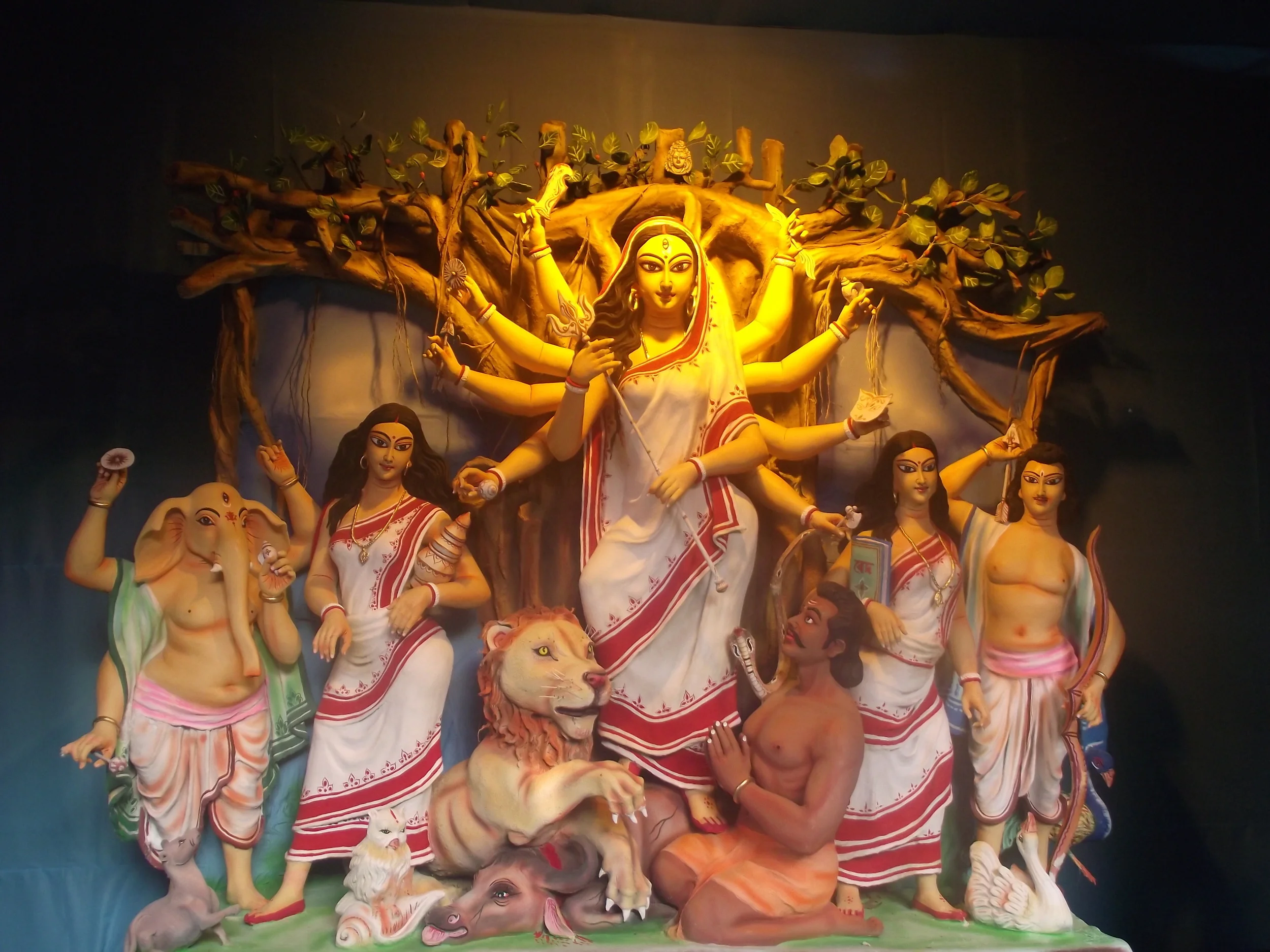  The idol had a very human touch. The artist did a great job is creating the simplicity. The  chaalchitra  background of a tree is awesome. 