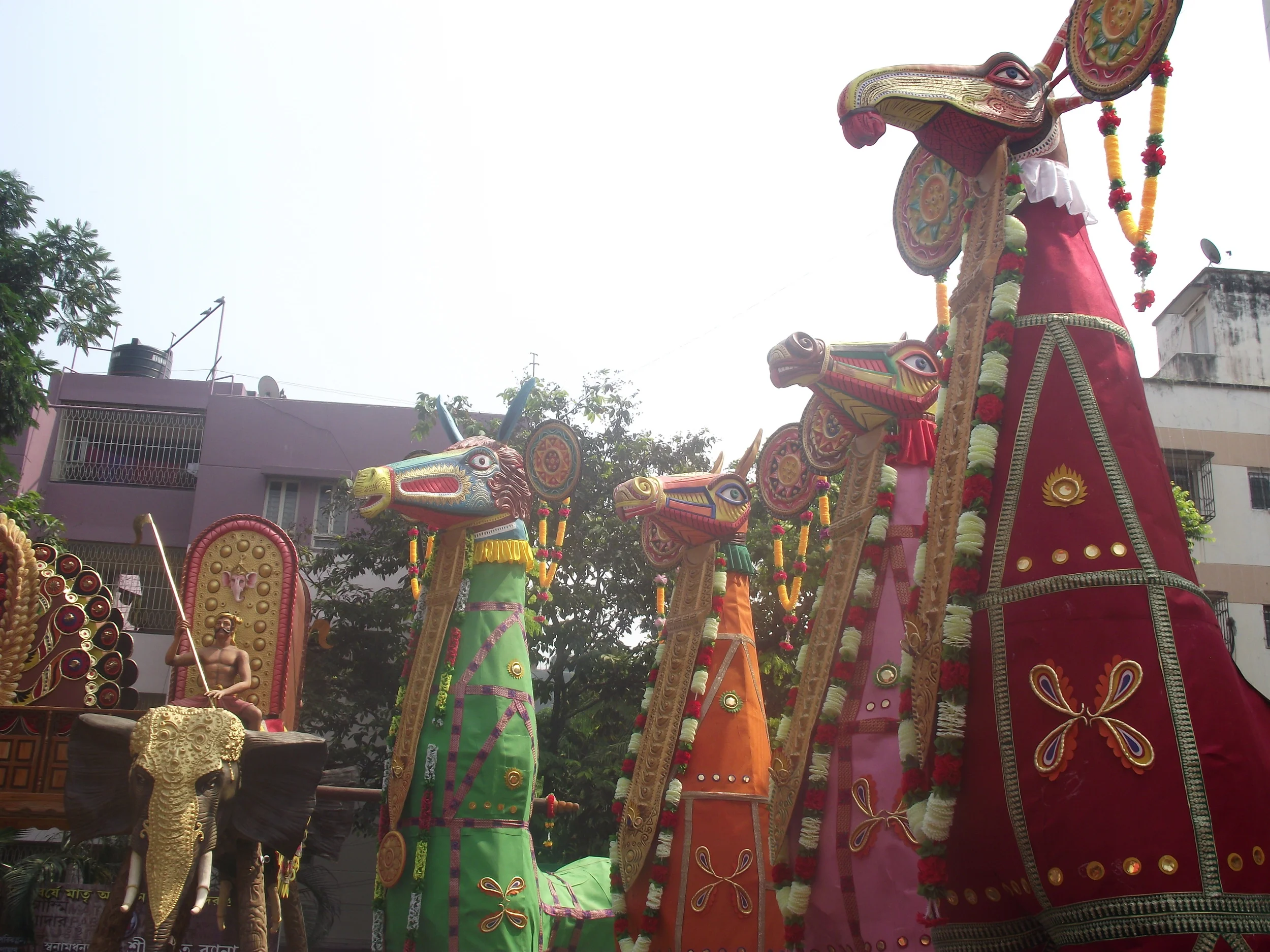  Besides elephants there were also those tall horses with textile embroidery all over. 