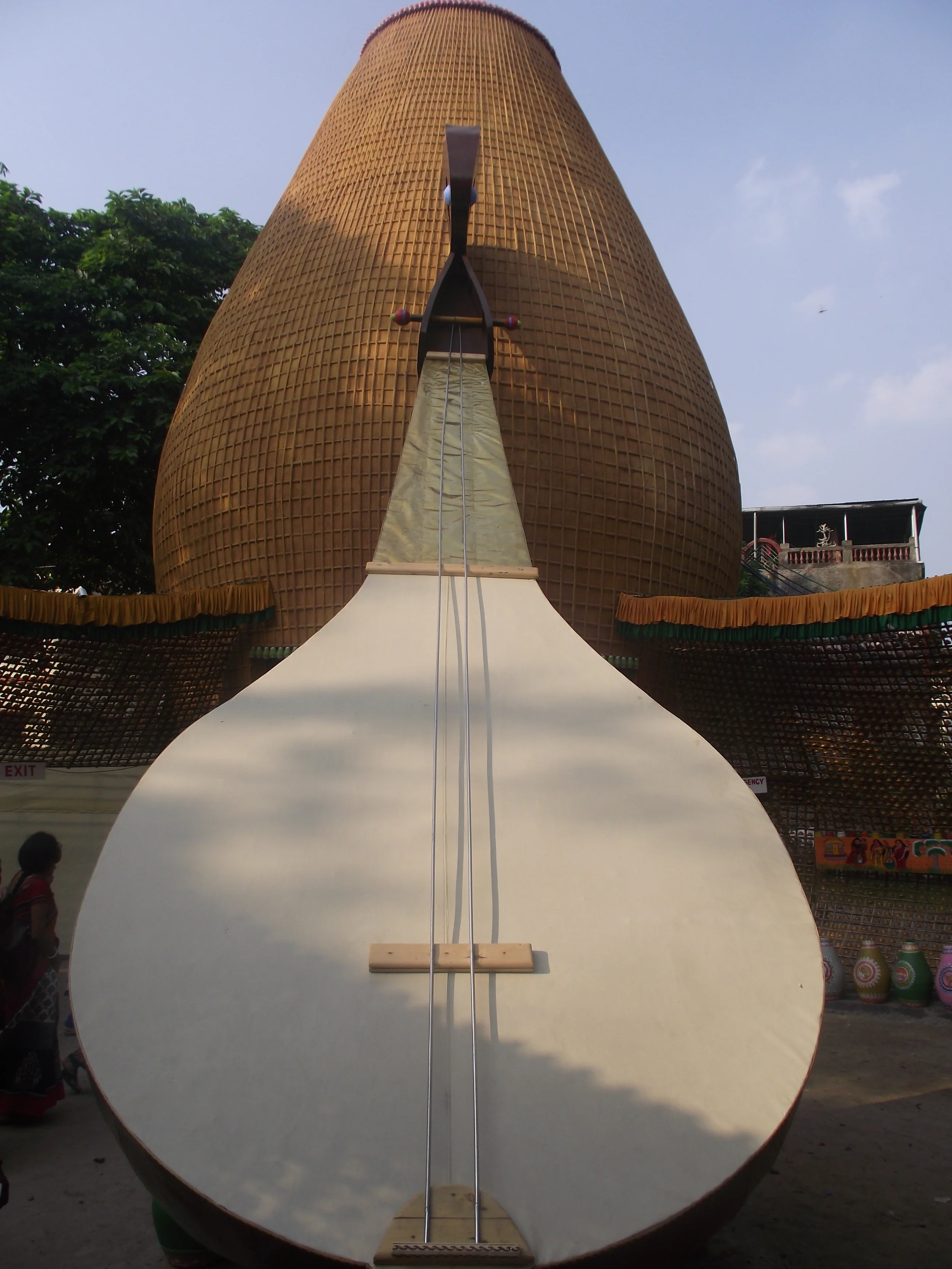  Nice  dholak  and a  duitara &nbsp;(two strings)&nbsp;for the facade 