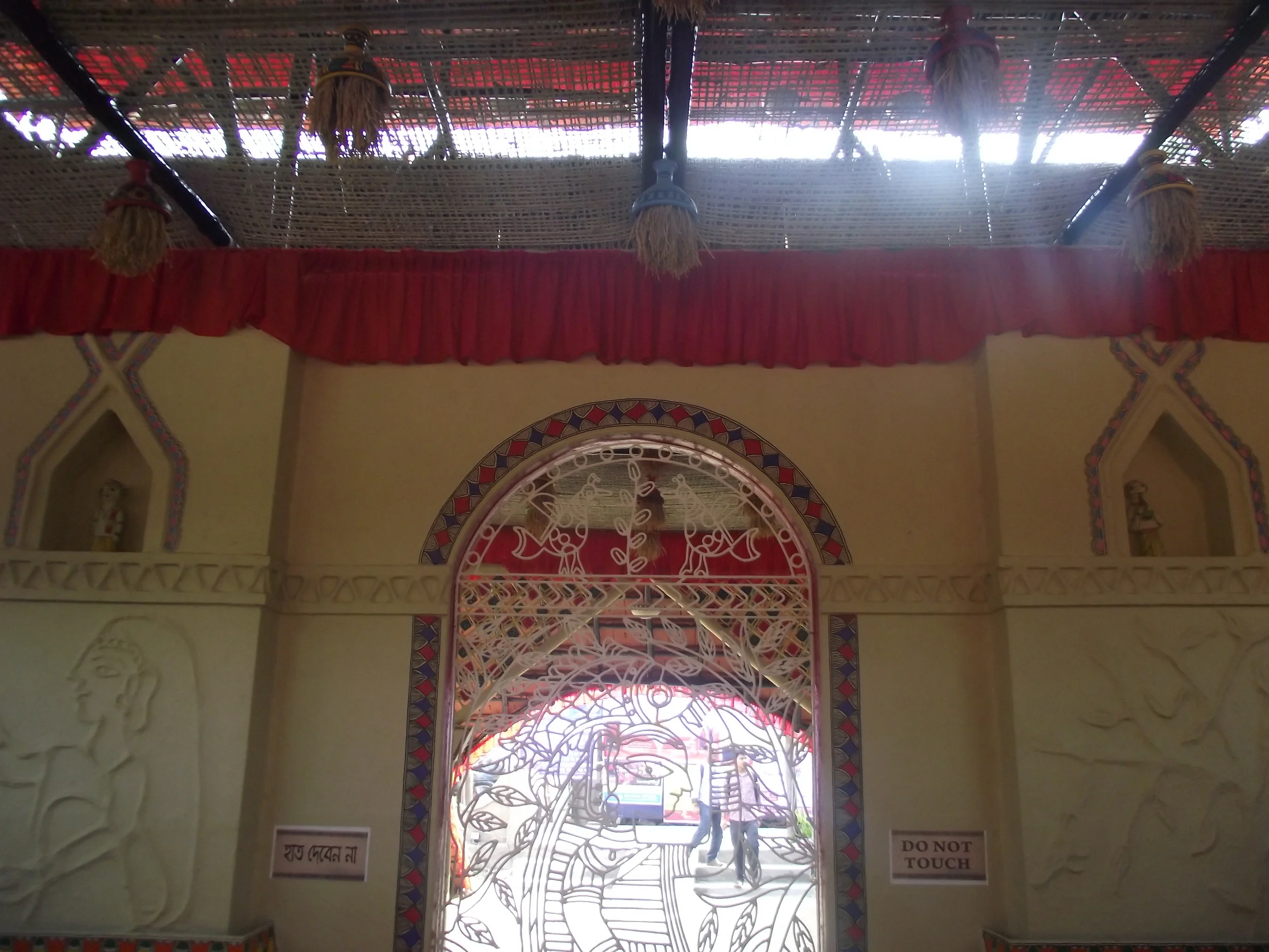  The walls had different carvings in the madhubani style. The structure was clean that it could be mistaken as a permanent exhibition. 