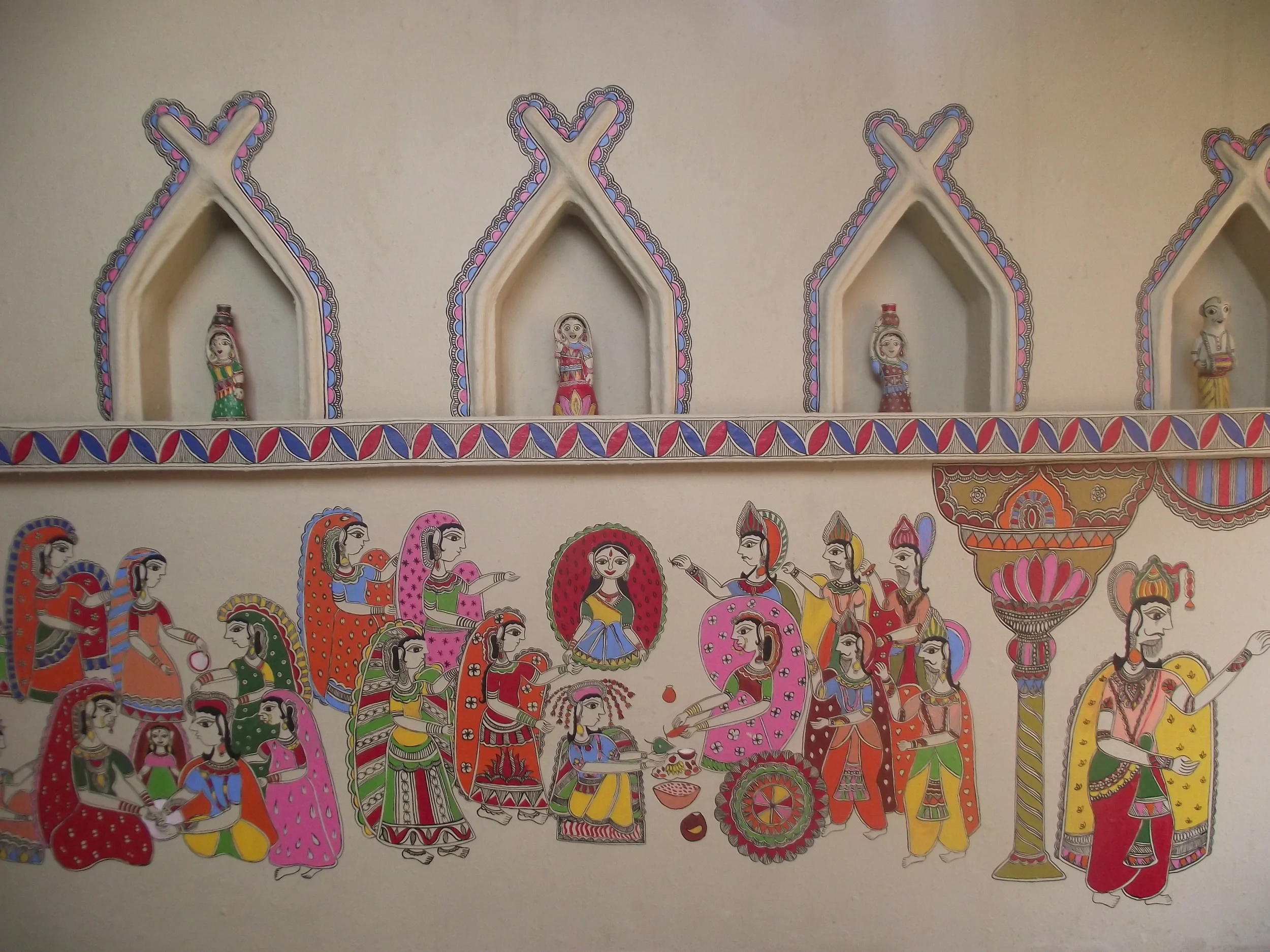  There were plenty of walls with intricate Madhubani paintings! 