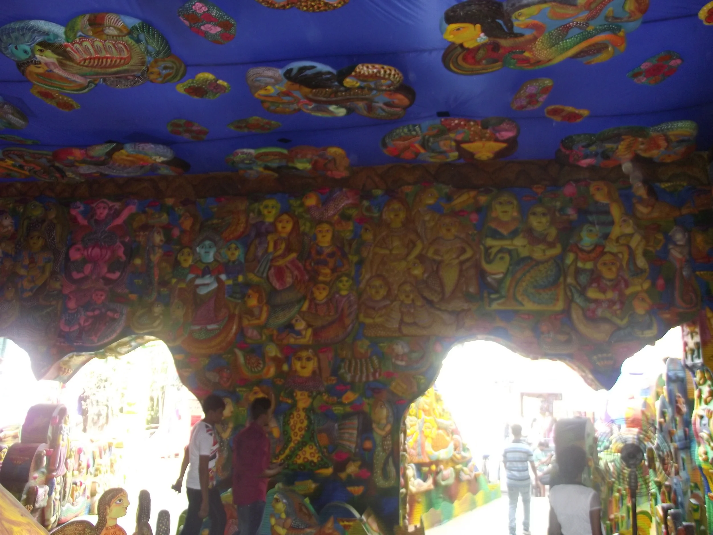  There was a great continuum in the stories between the exterior and the interior of the pandal. 