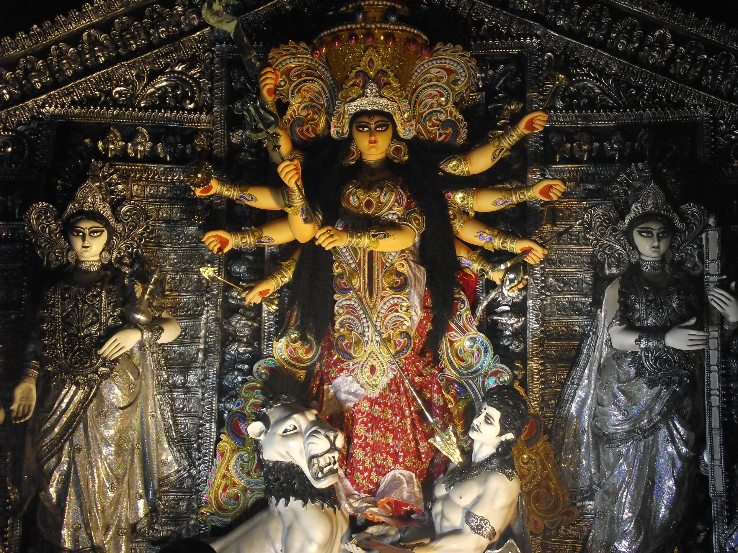  Amazing stuff. Great detailing of the idol. The artist used an innovative way of painting the idol with Durga having all the colours while the  chaalchitra  and the four kids are in greyscale. 