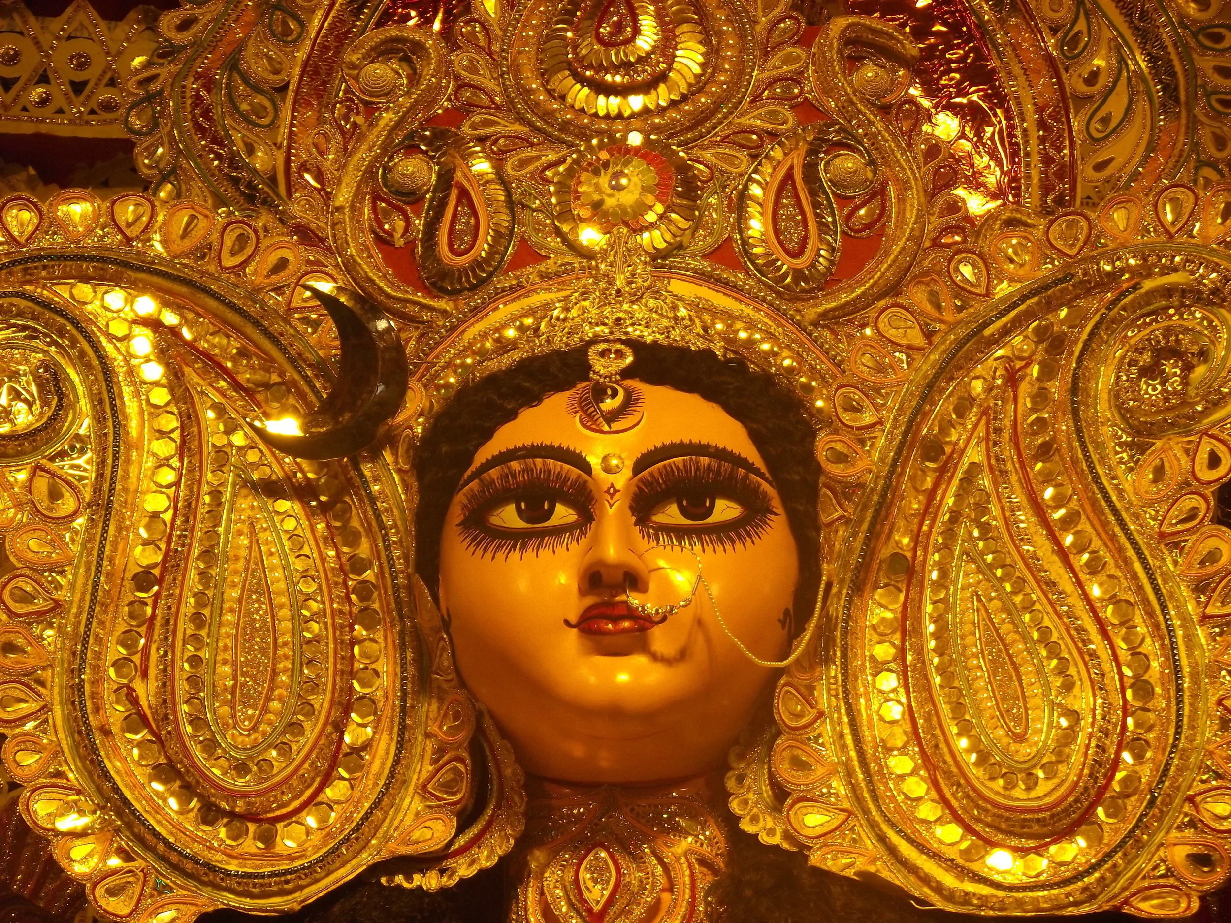  For a moment have a look at the ornamentation. Kumartuli's craftsmen are equally adept in making these extravagant and intricate ornaments. 