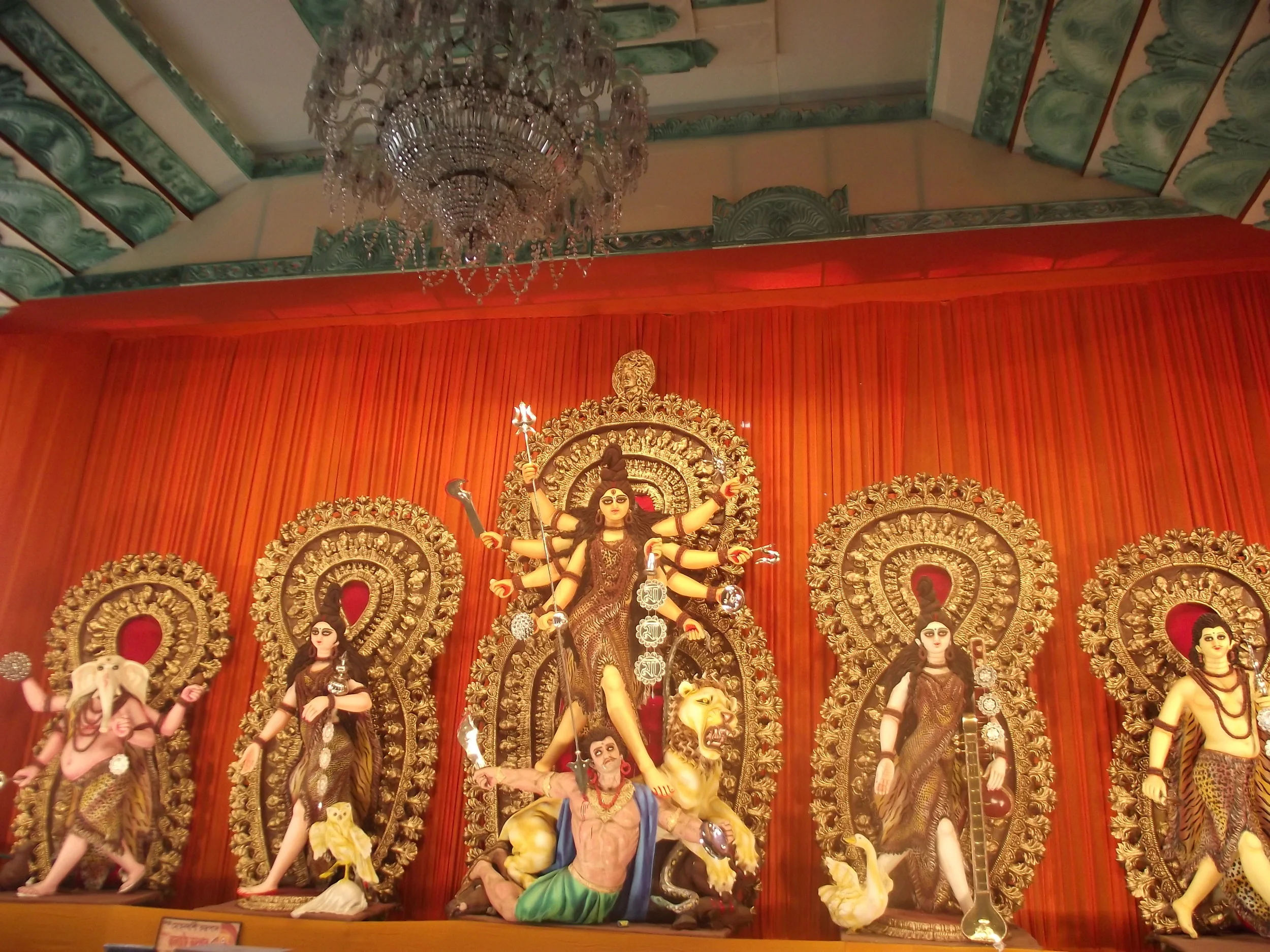  Look at the symmetry with which the idol has been created. Laxmi, Saraswati, Karthik and Ganesha were created with immense precision. 