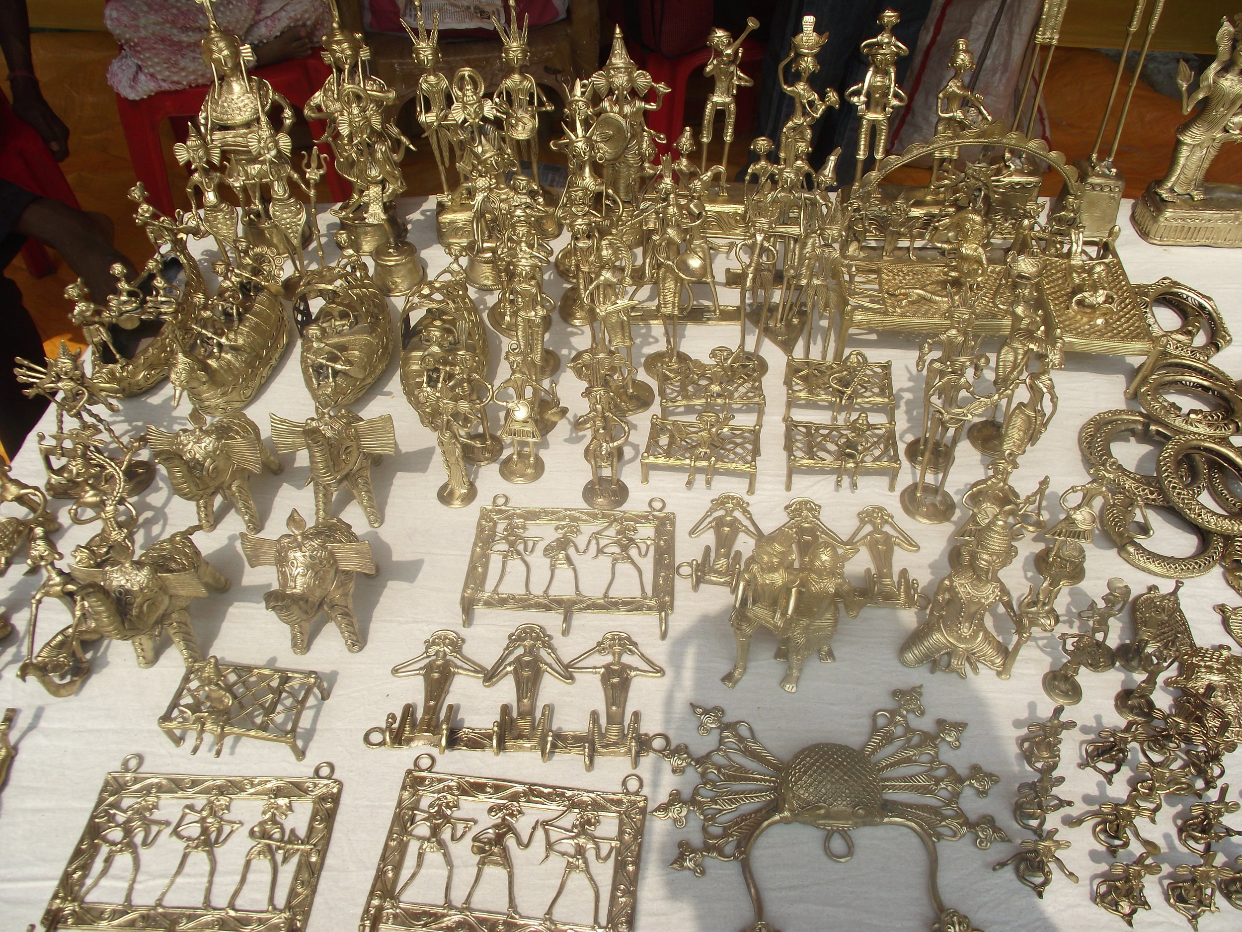  The other good thing that they did was organizing a few stalls of  dokra  artists exhibiting their works. Here you see one such display of great Dokra collections. 