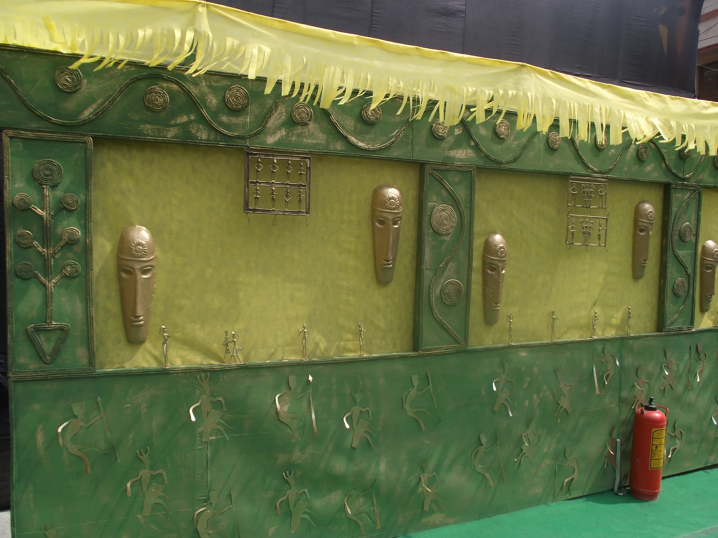  The canvases were left blank. Definitely needed a detailed frame of dokra art in each of those blank canvases. 