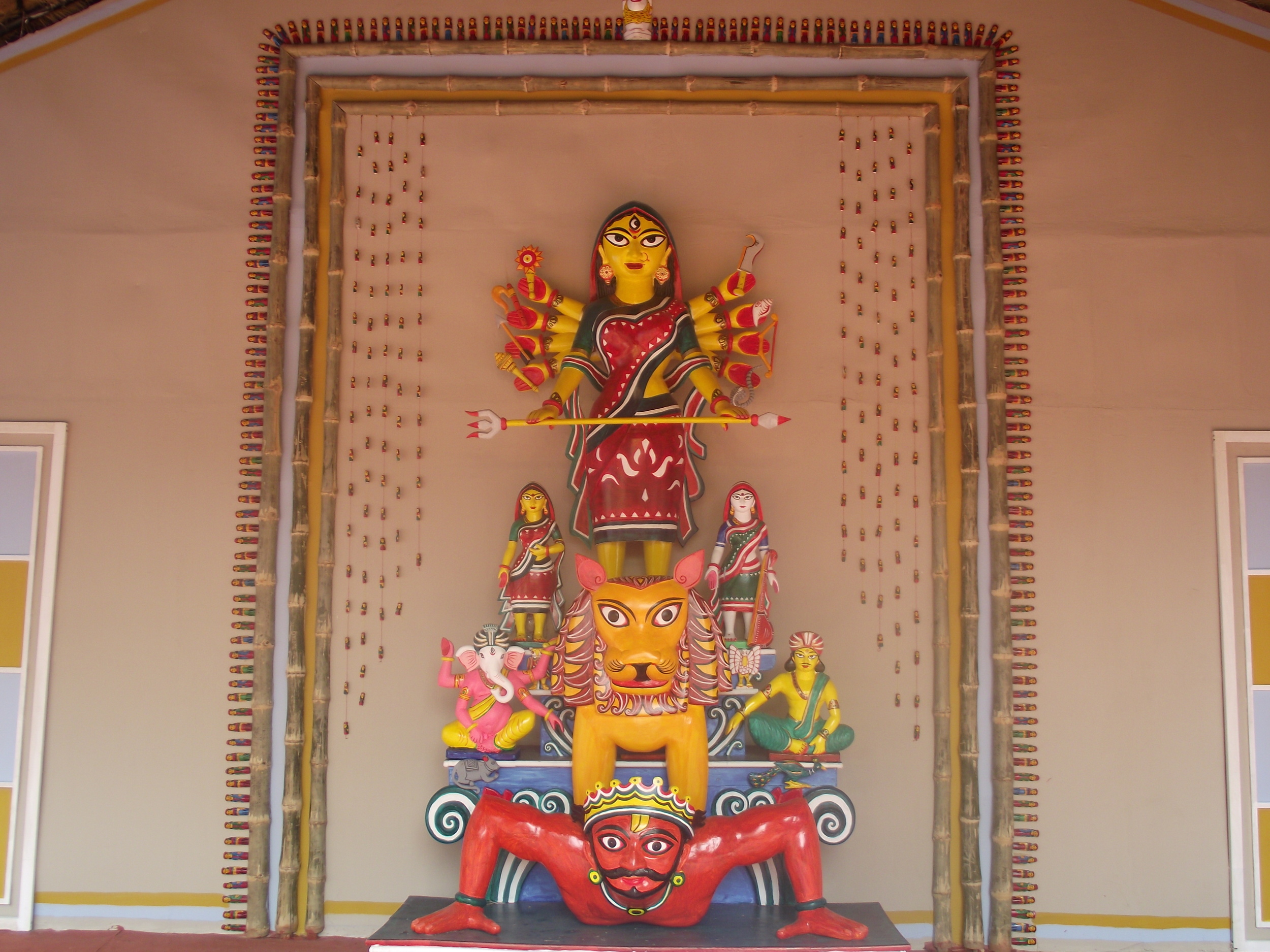  The chaaal chitra was a sum of painting and arrangement of small  kaath putuls . 