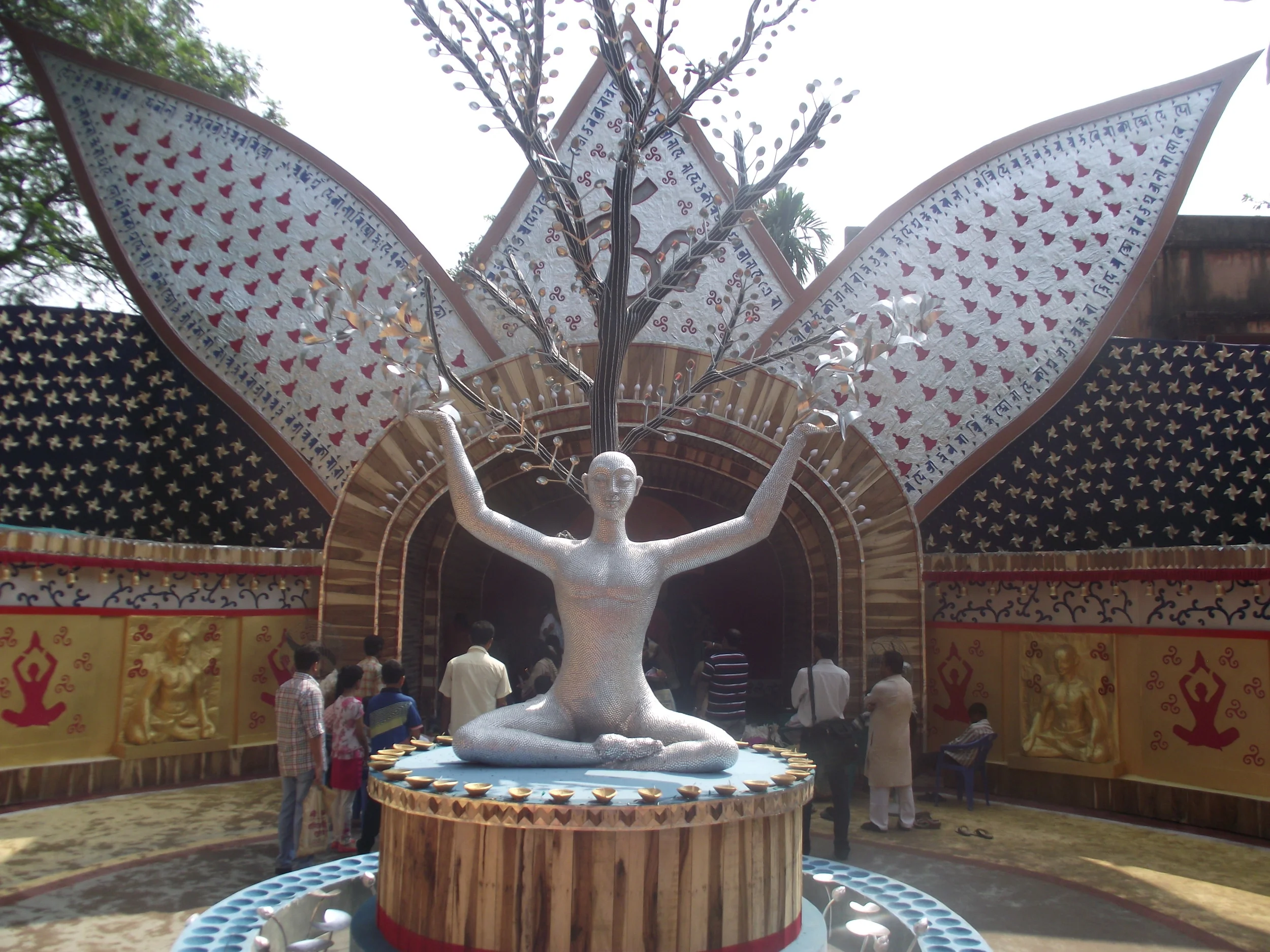  The centre of the pandal talking to the viewers about this years theme. 