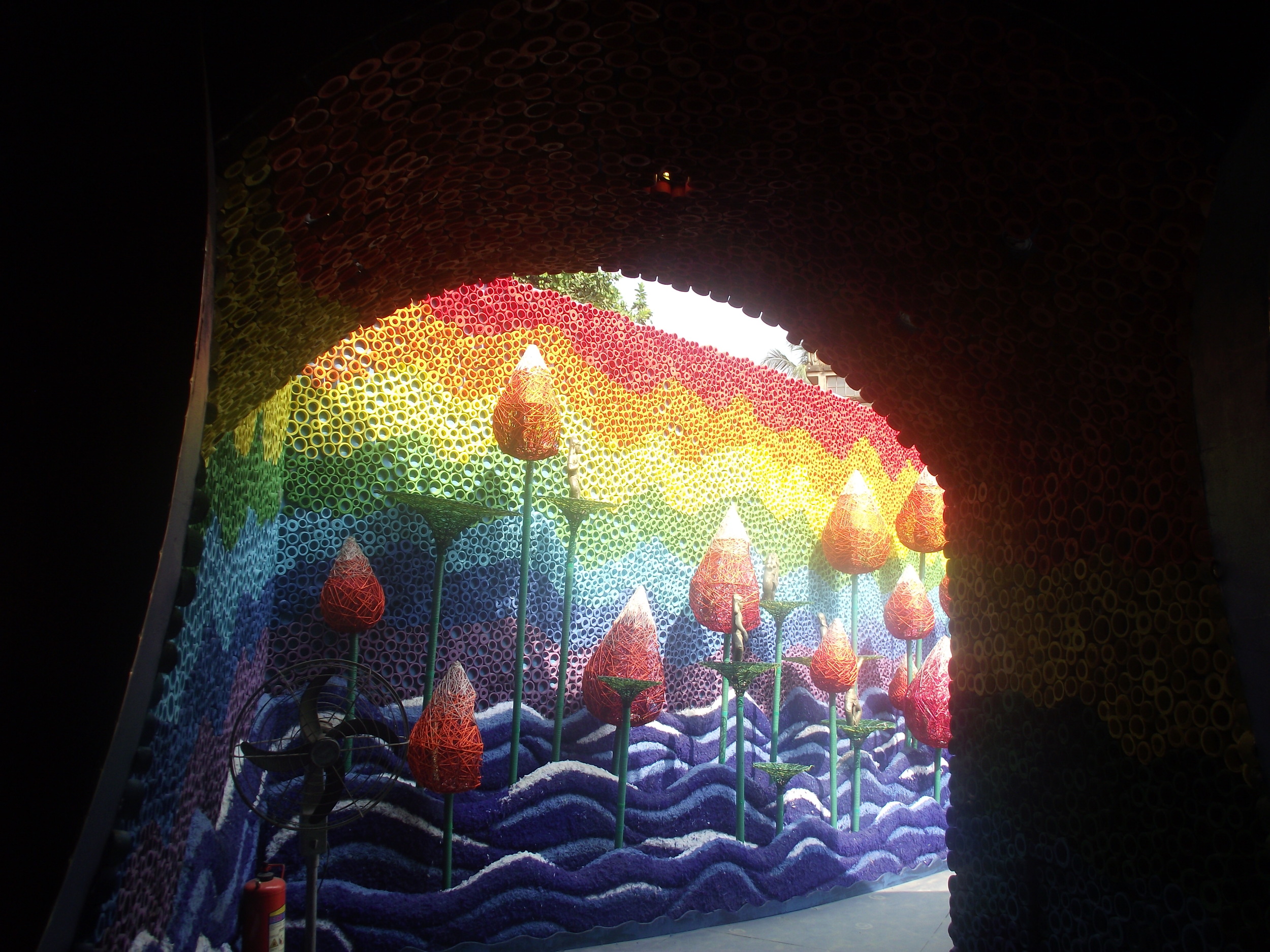  The walls of the entrance and exit had flow of rainbow colours, flow of water and lots of lotus buds on the verge of blooming. And this flow is in synergy with happiness and  chandam  (tunes or taal).&nbsp; 