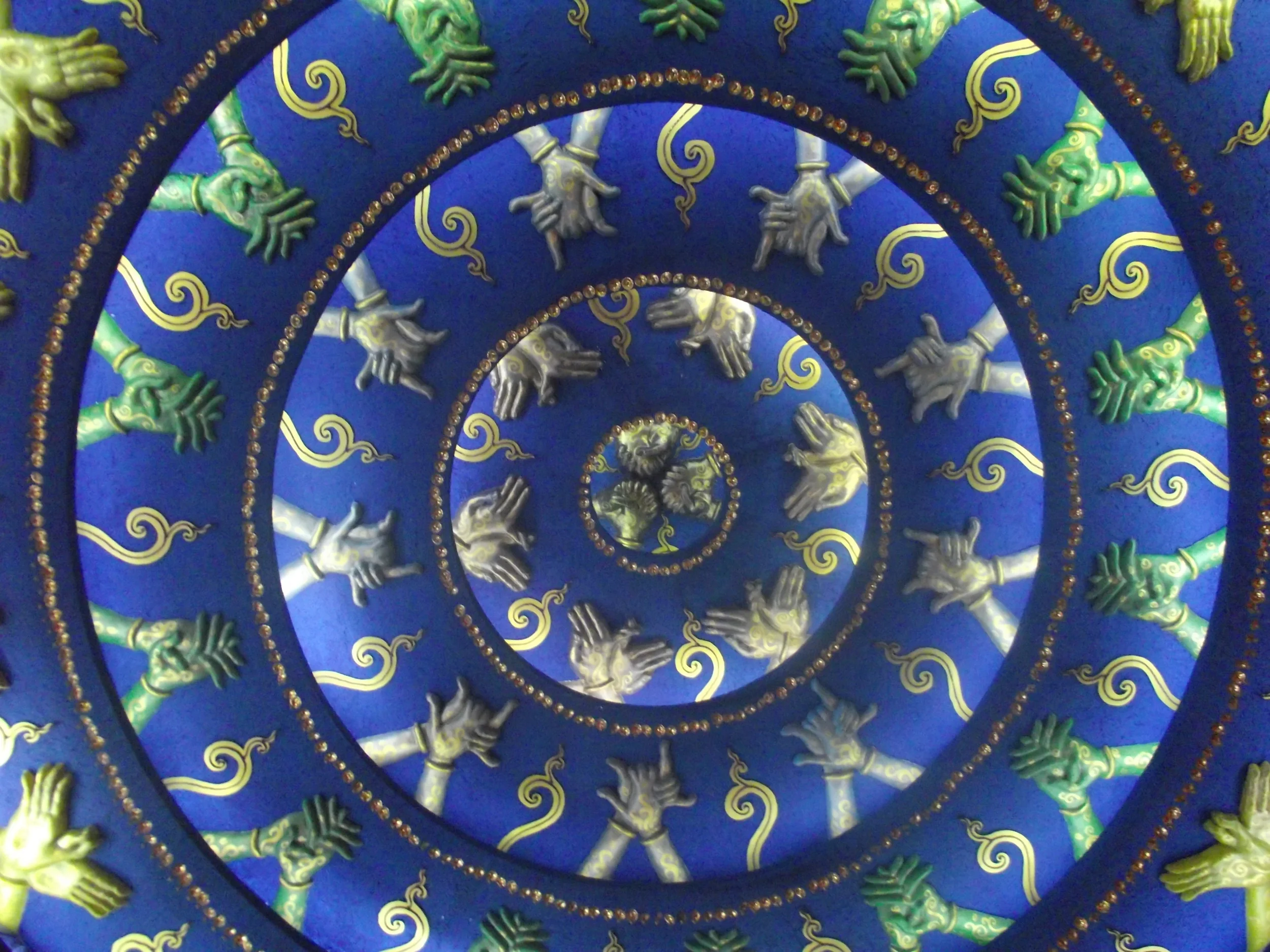  The central ceiling of the pandal consisting of concentric circles and each circle talking the same language of chandam and anandam through dance! 