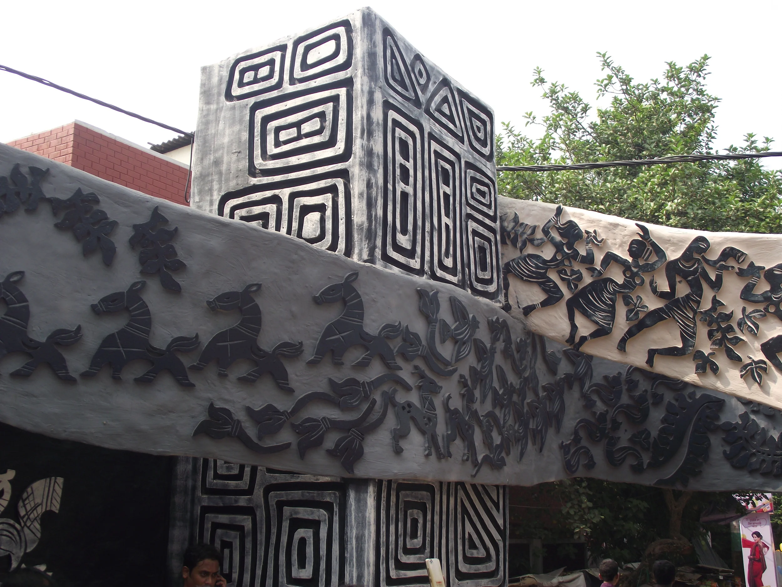  The were three elements to be observed in the pandal. The feeling of clay / earth along with black and white colours to create the pop art effect. Secondly the symbolic happiness were shown through waves of flow across the entire pandal. Finally all