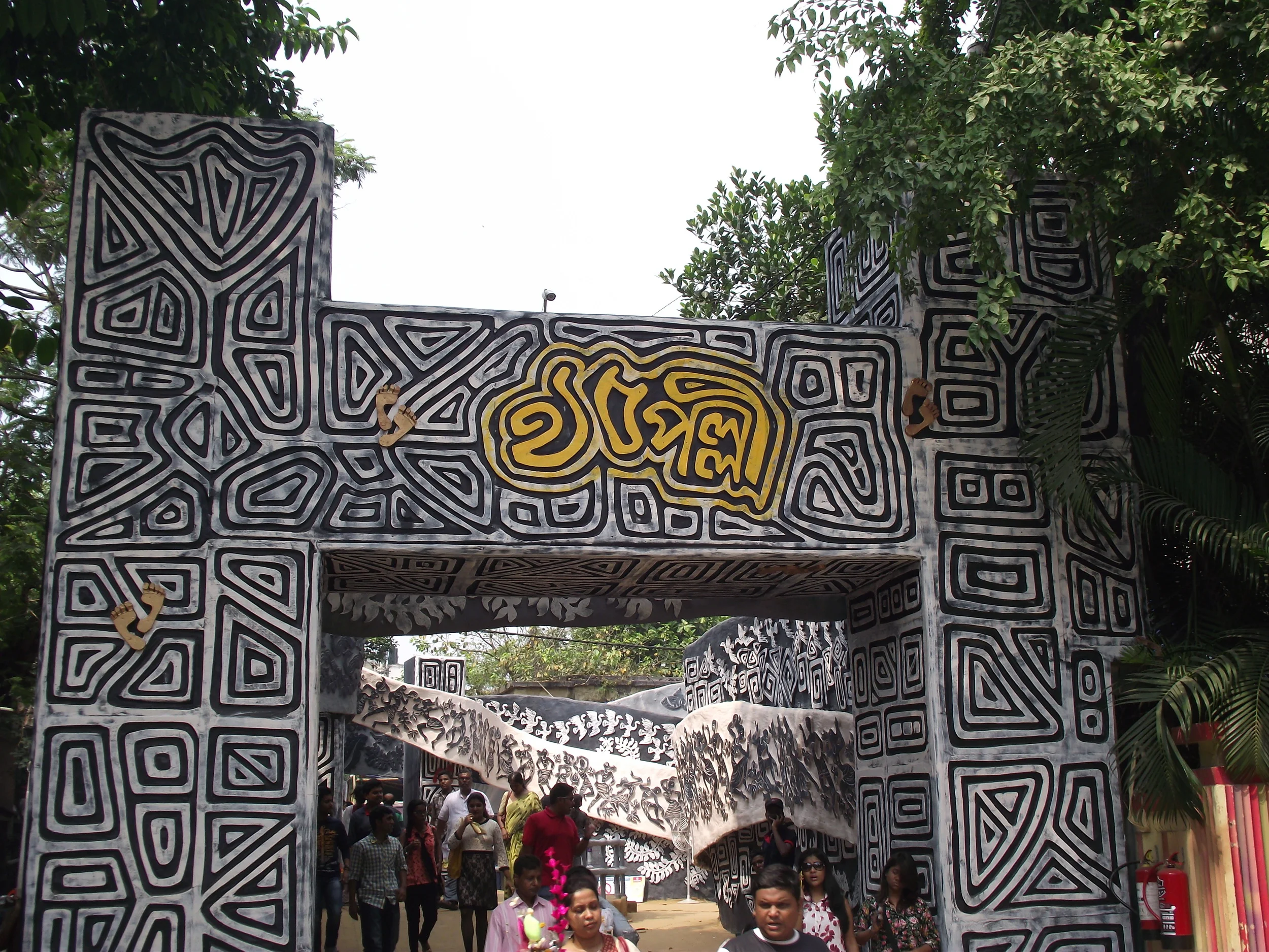  The pandal with elements of modern popart and use of black and white colours definitely stood out... 