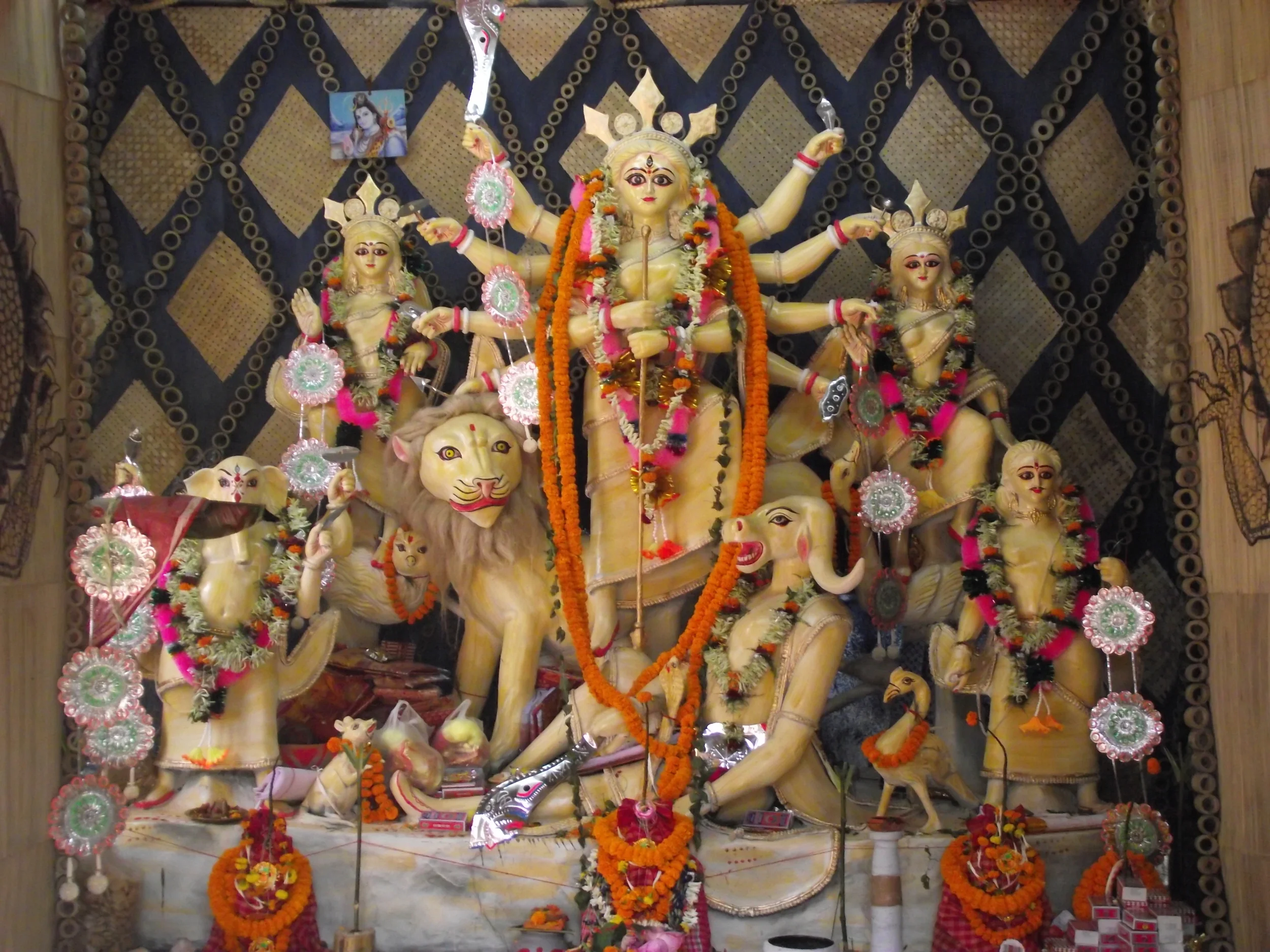  The idol also had a wood finish. The finishing of the idol was fantastic with polishes varnish adding to the glow. 