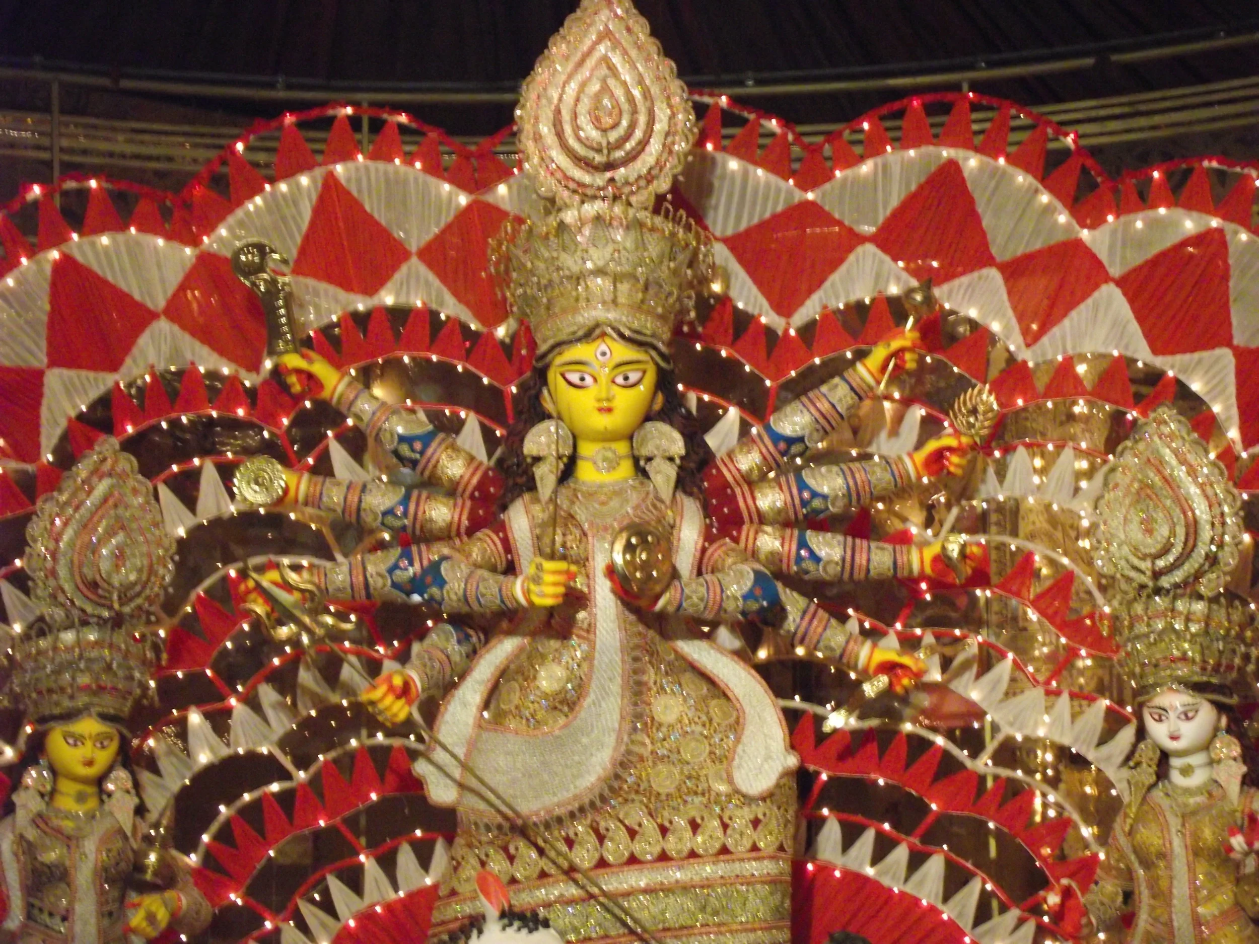  Durga was in her sabeki looks and the chaalchitra stood out. Artists from Krishnanagar were involved in its making 