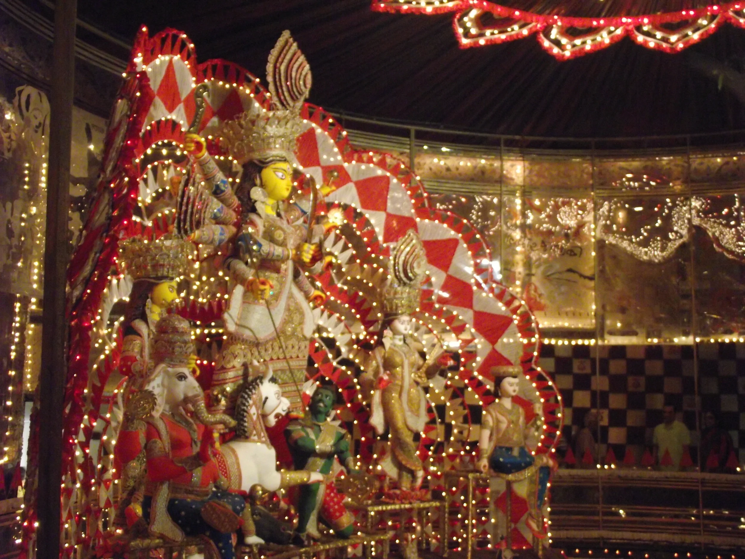  Side view of the rotating idol 