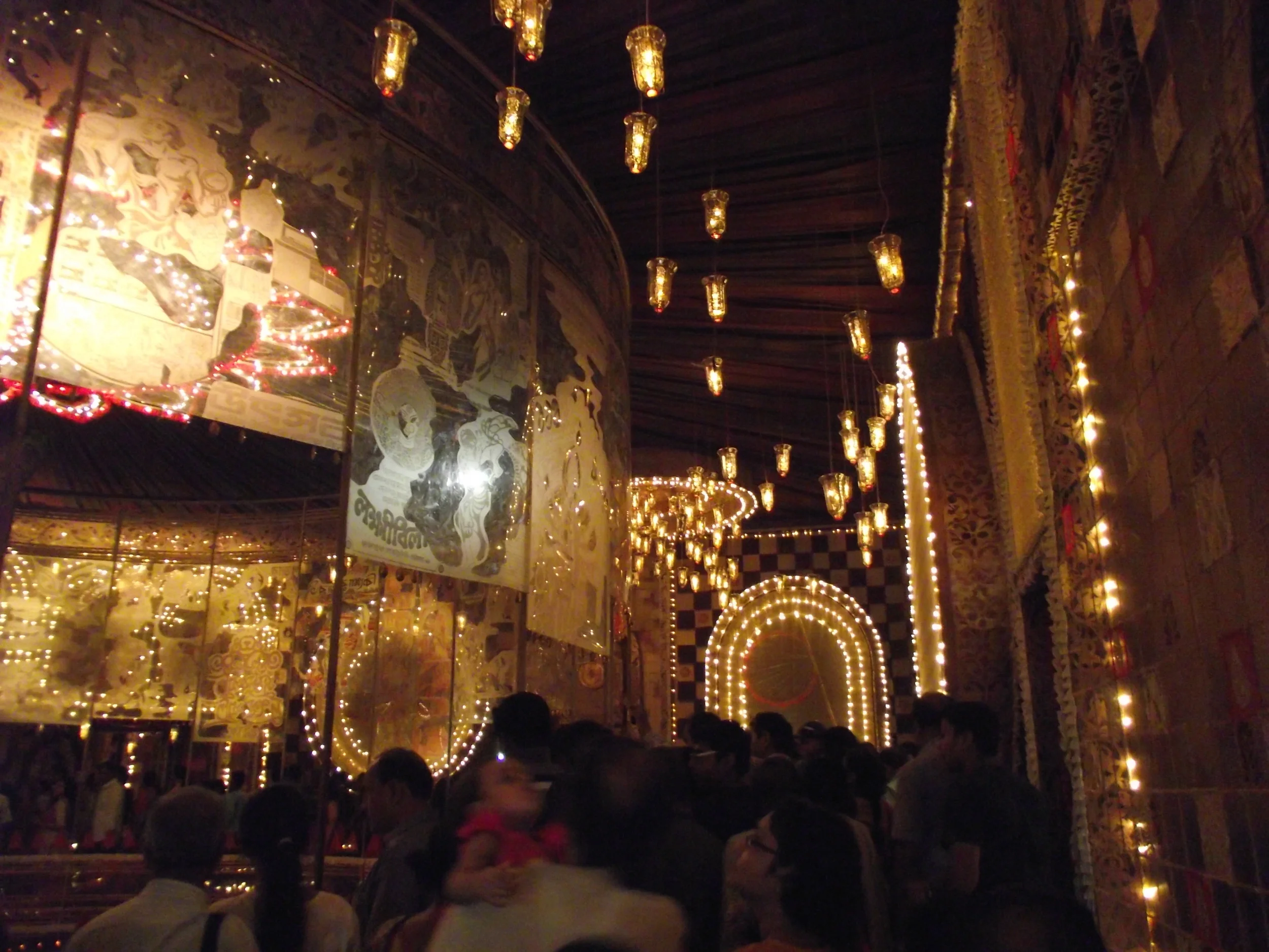  The corridor was a concentric circular space around the centre where Durga was stationed. The atmosphere was vintage and classic as you can see from the effect of lights... 