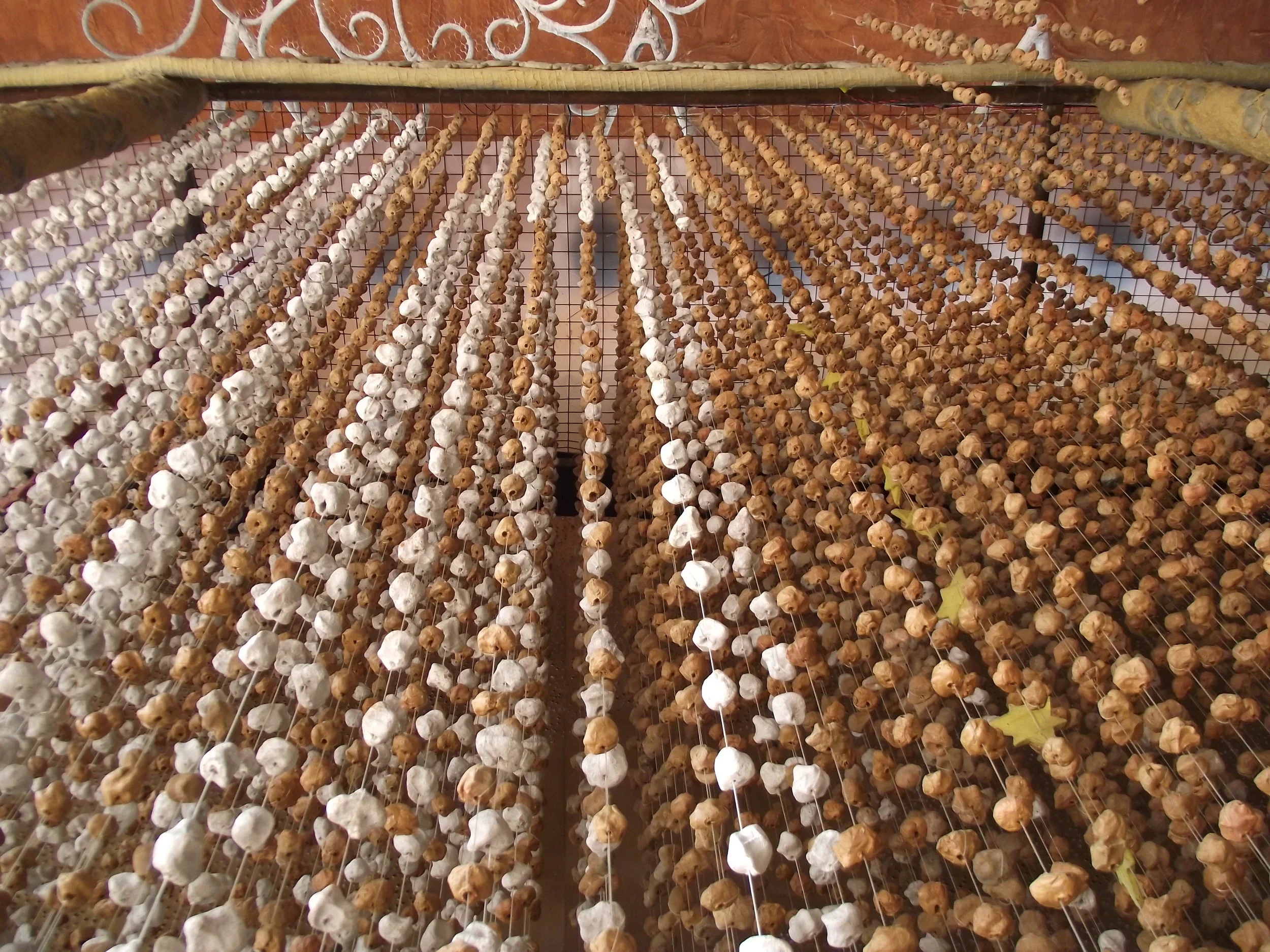  Infinite strings of clay clods hanging from the ceiling... 