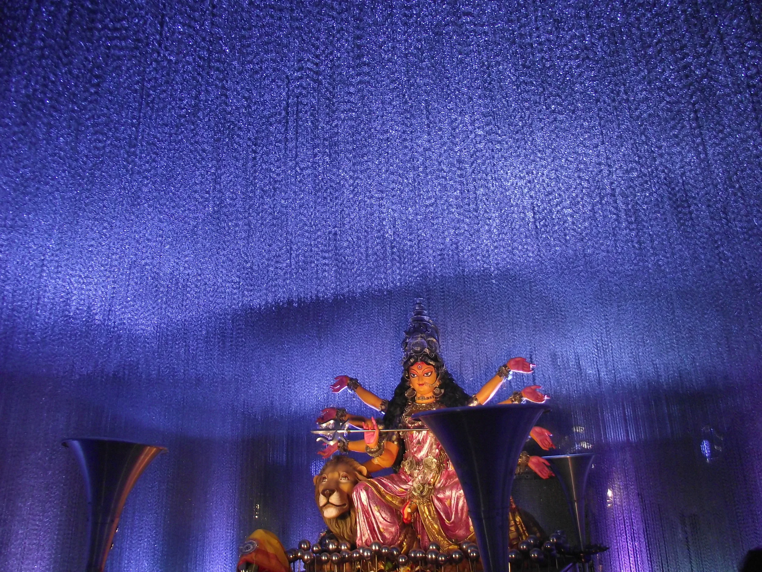  This breathtaking ambience was created by thousands of safetypins tied with each other as a chain and hanging from the ceiling. A light blue light on these shining chains of safety pins made the atmosphere magical. 