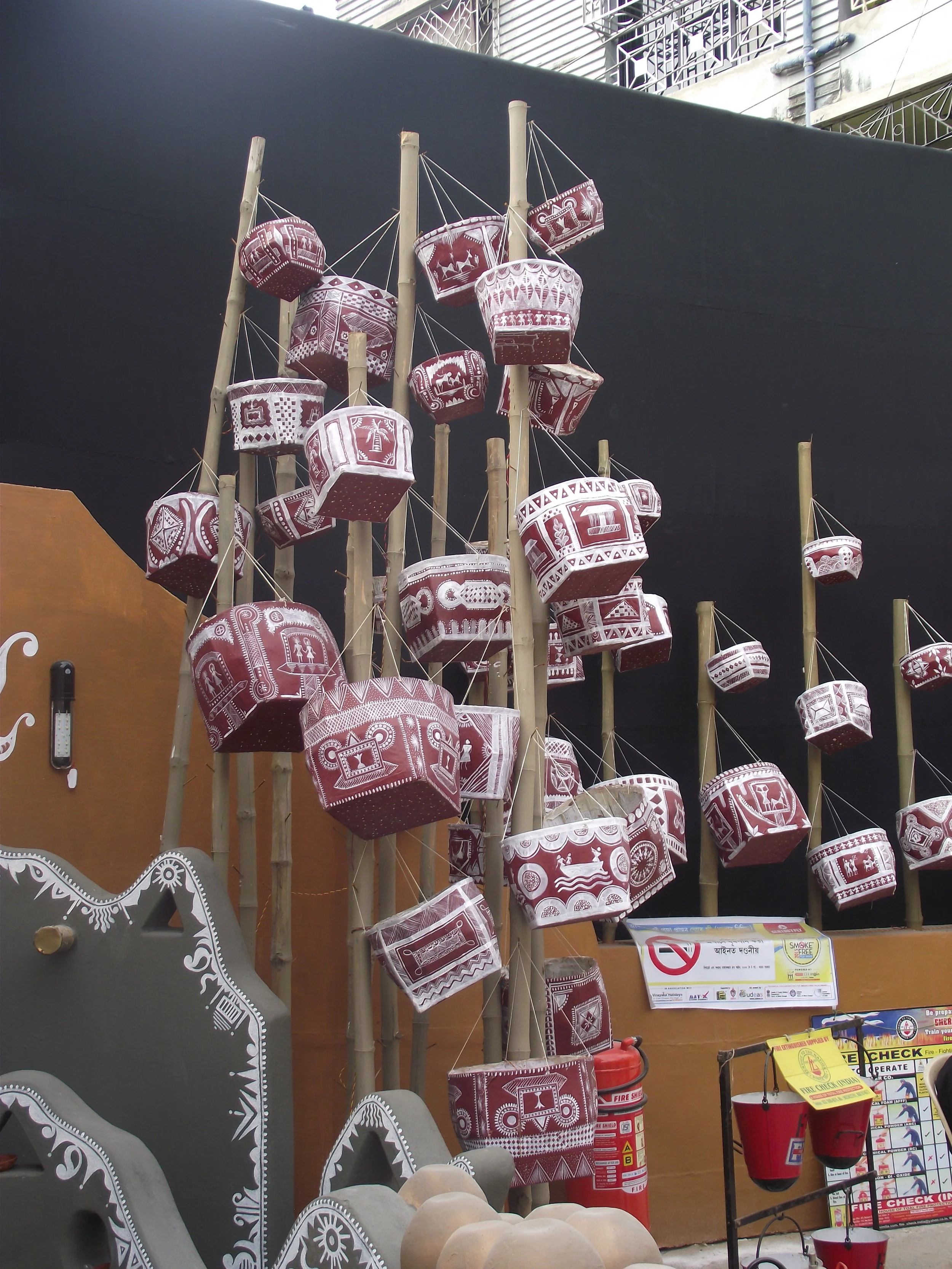  Chittara art works from Karnataka. Kolkata first saw an extensive pandal from Hase Chittara in 2006 when Gangarampur Ekata Sangha in Behala created their pandal as a tribute to Hase Chittara. Artist Chandrasekharan had created magic in the pandal of