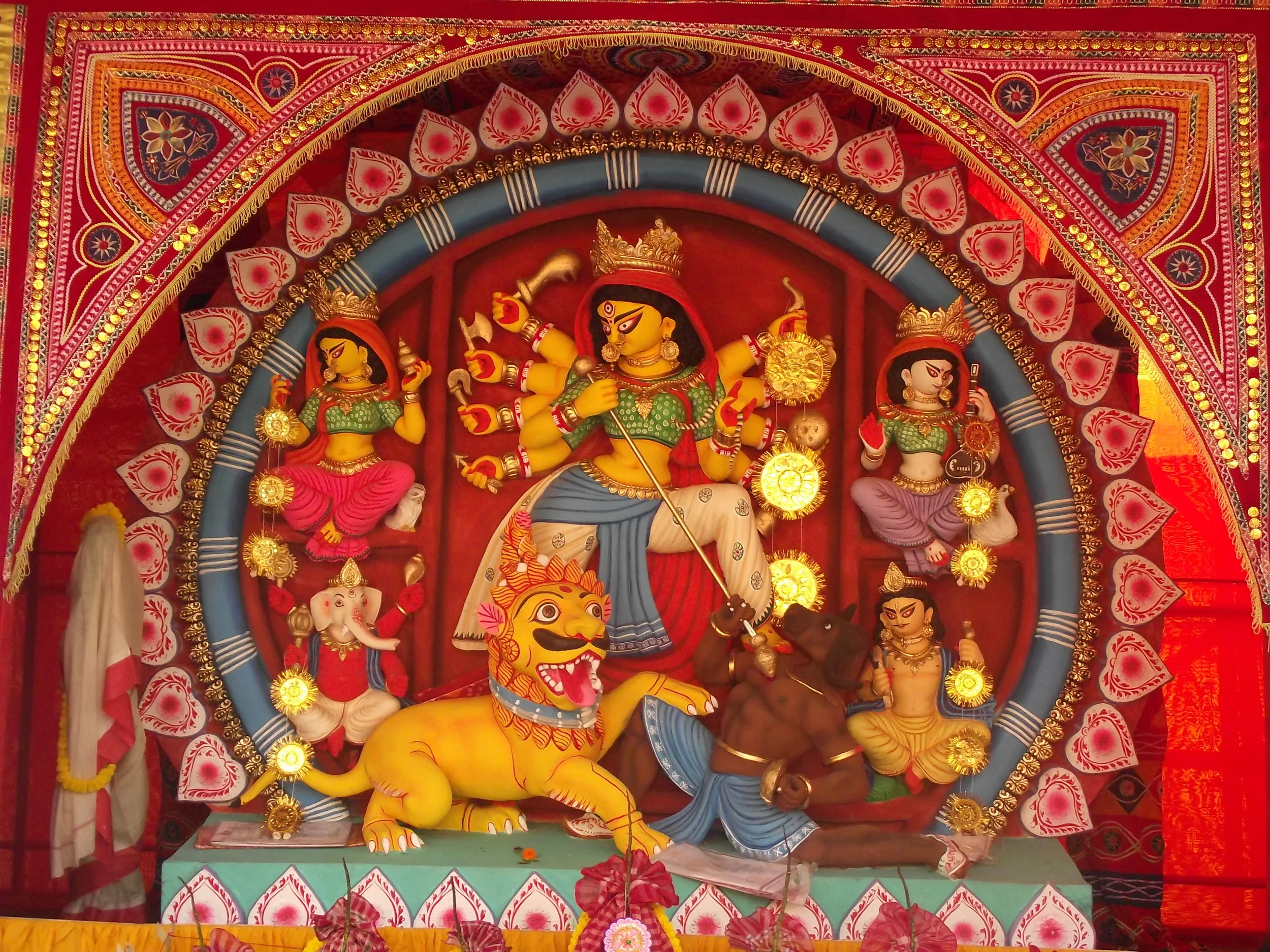  Full view of the brilliant and colourful idol. Look at the symmetric  chaalchitra  with Raghurajpur patterns along the circumference and the minute  alpanas  in both corners 