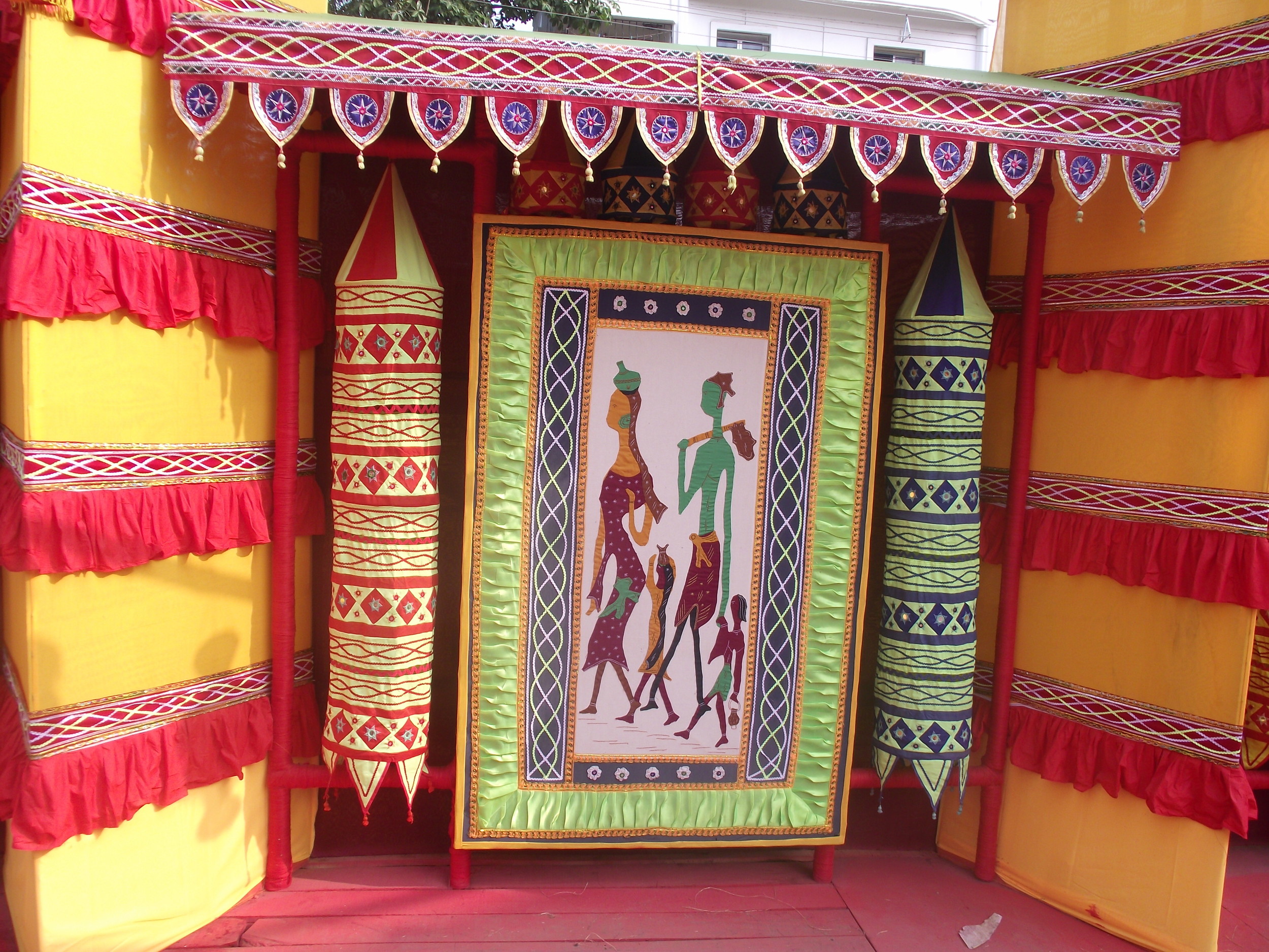  Another display of pipli canvas! Observe the neatly created awning (another illustration of pipli art). 